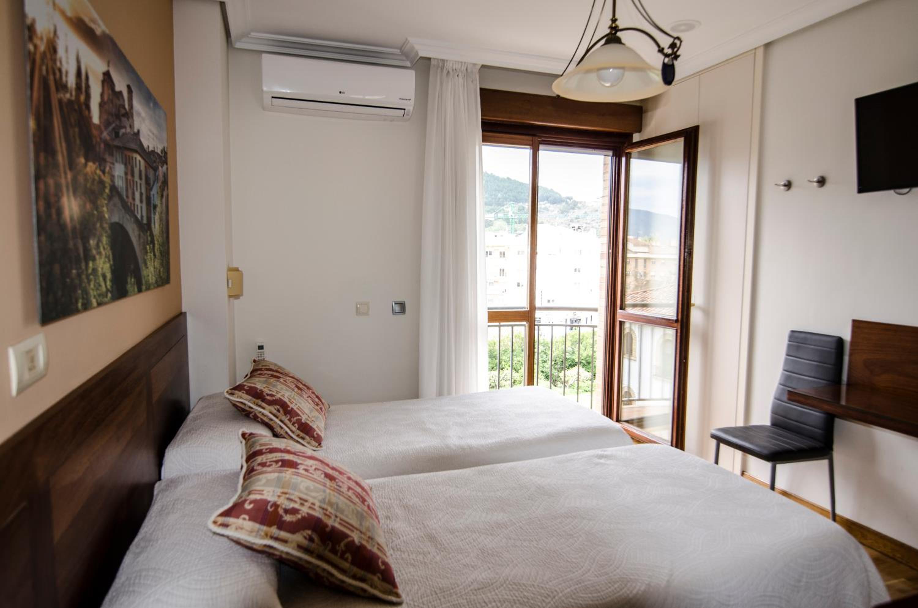 Twin Room with Private Bathroom - Photo 2