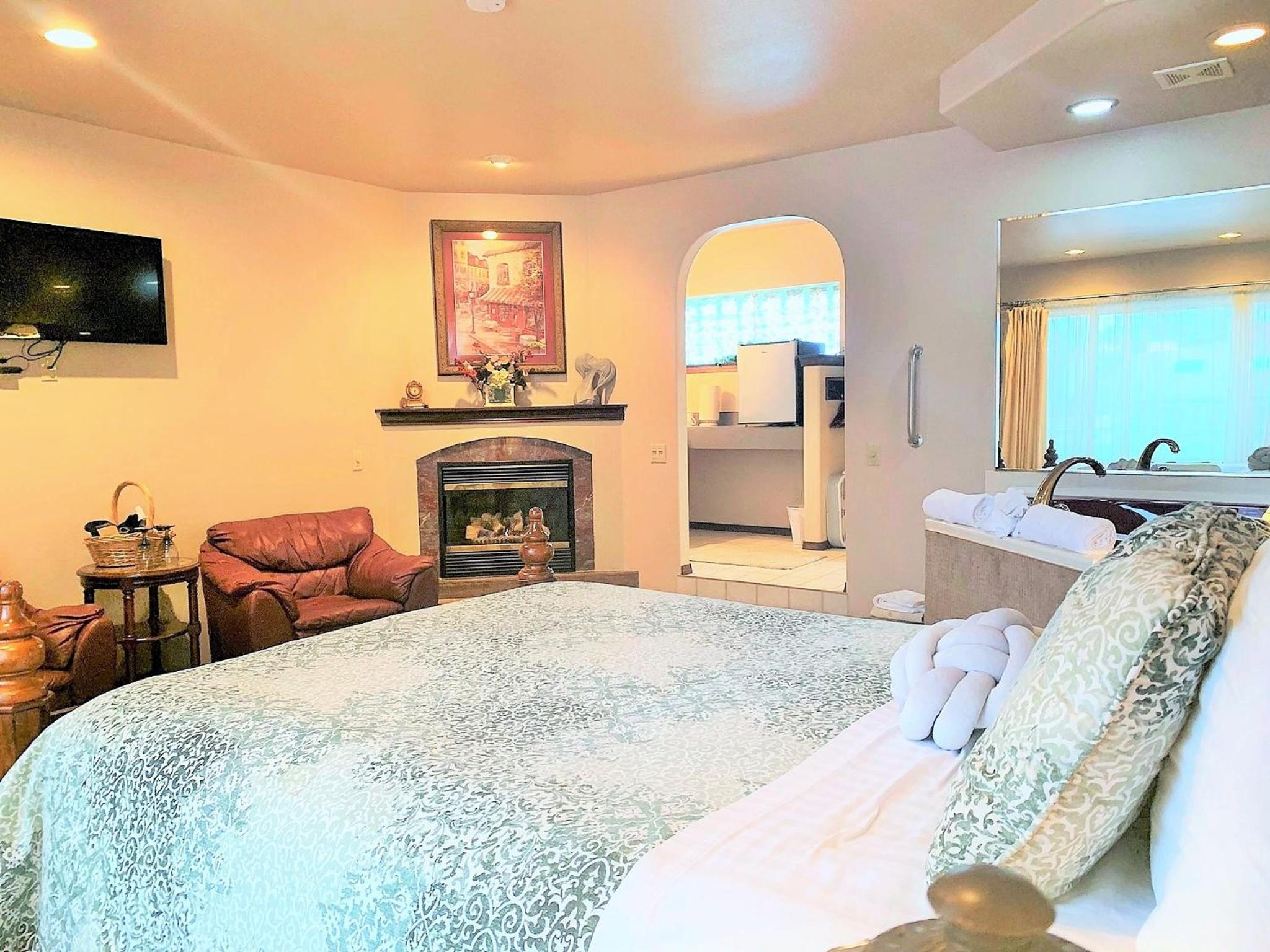 Queen Jacuzzi Room w/ Fireplace (206) photo 3