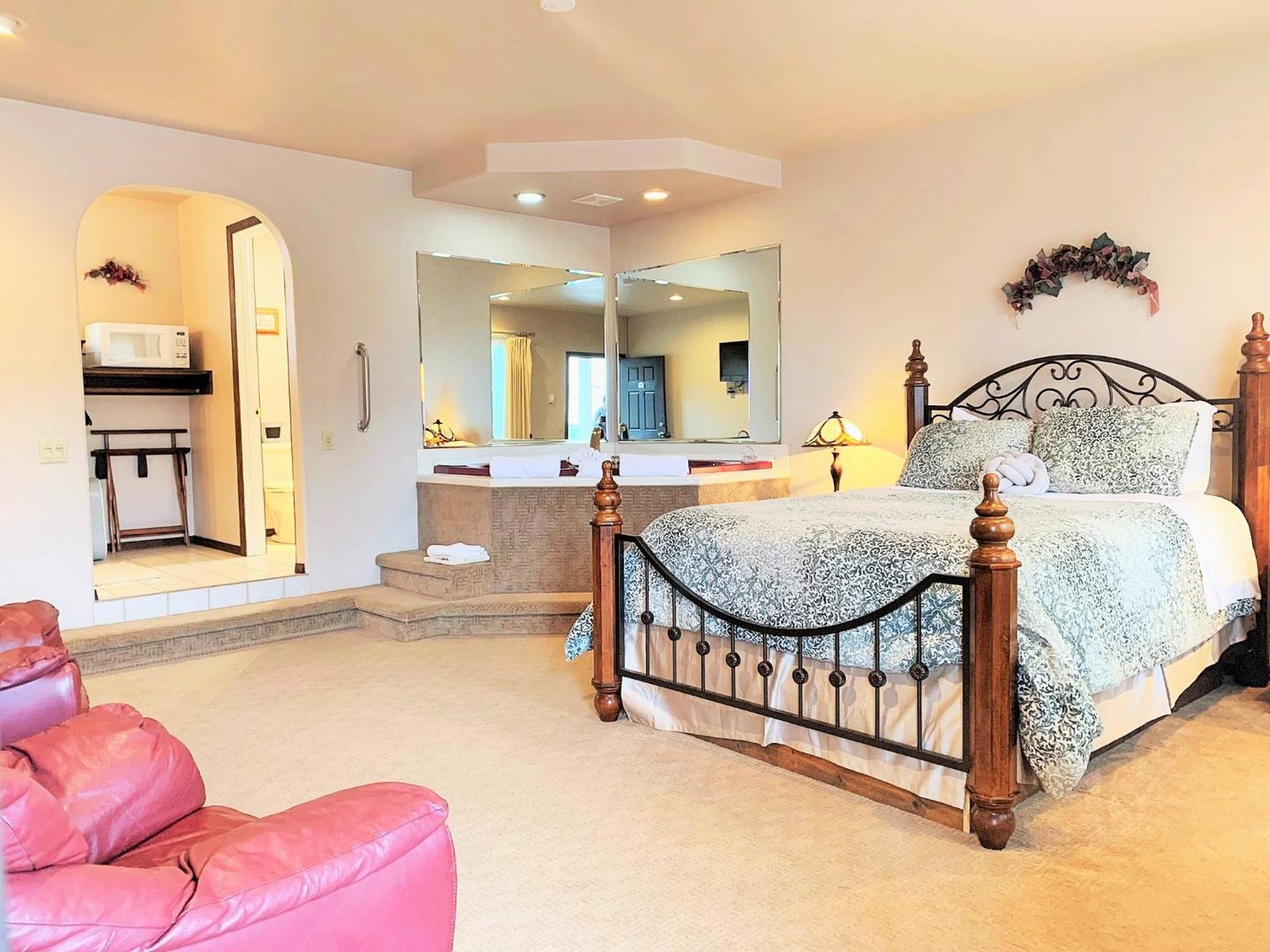 Queen Jacuzzi Room w/ Fireplace (206) photo 1