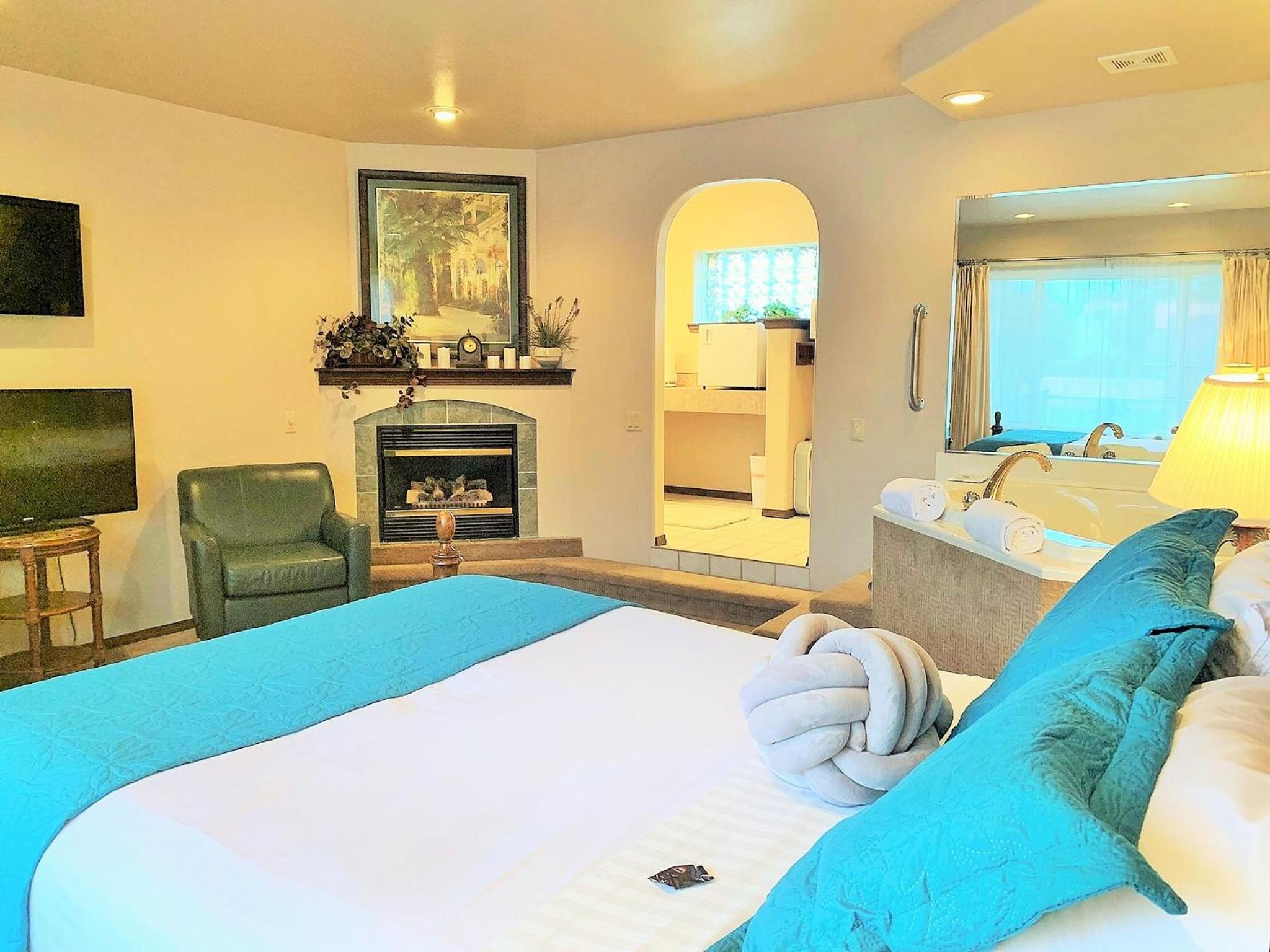 Queen Jacuzzi Room w/ Fireplace (207)
