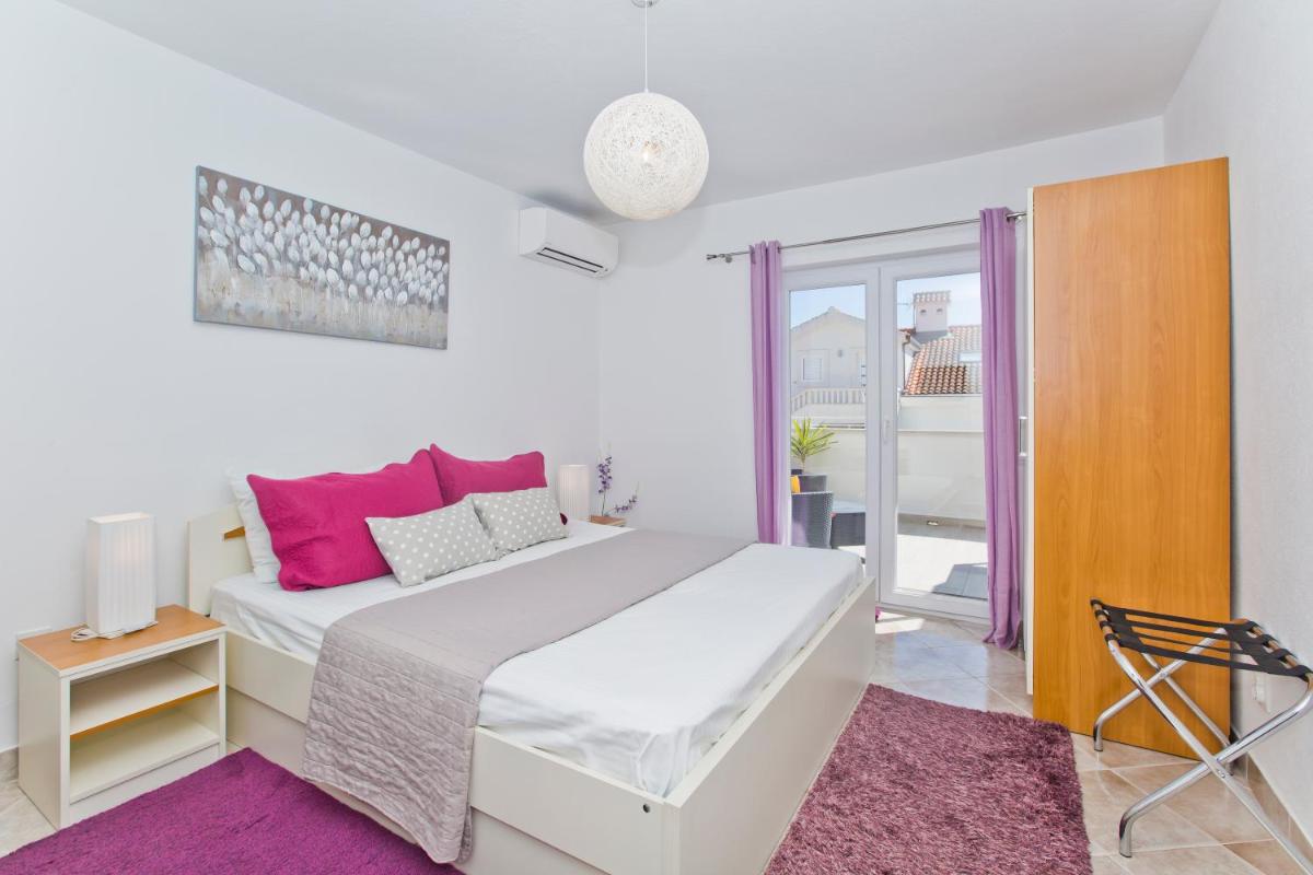 One-Bedroom Apartment with Terrace with Sea View (2 Adults + 2 Children) photo 3