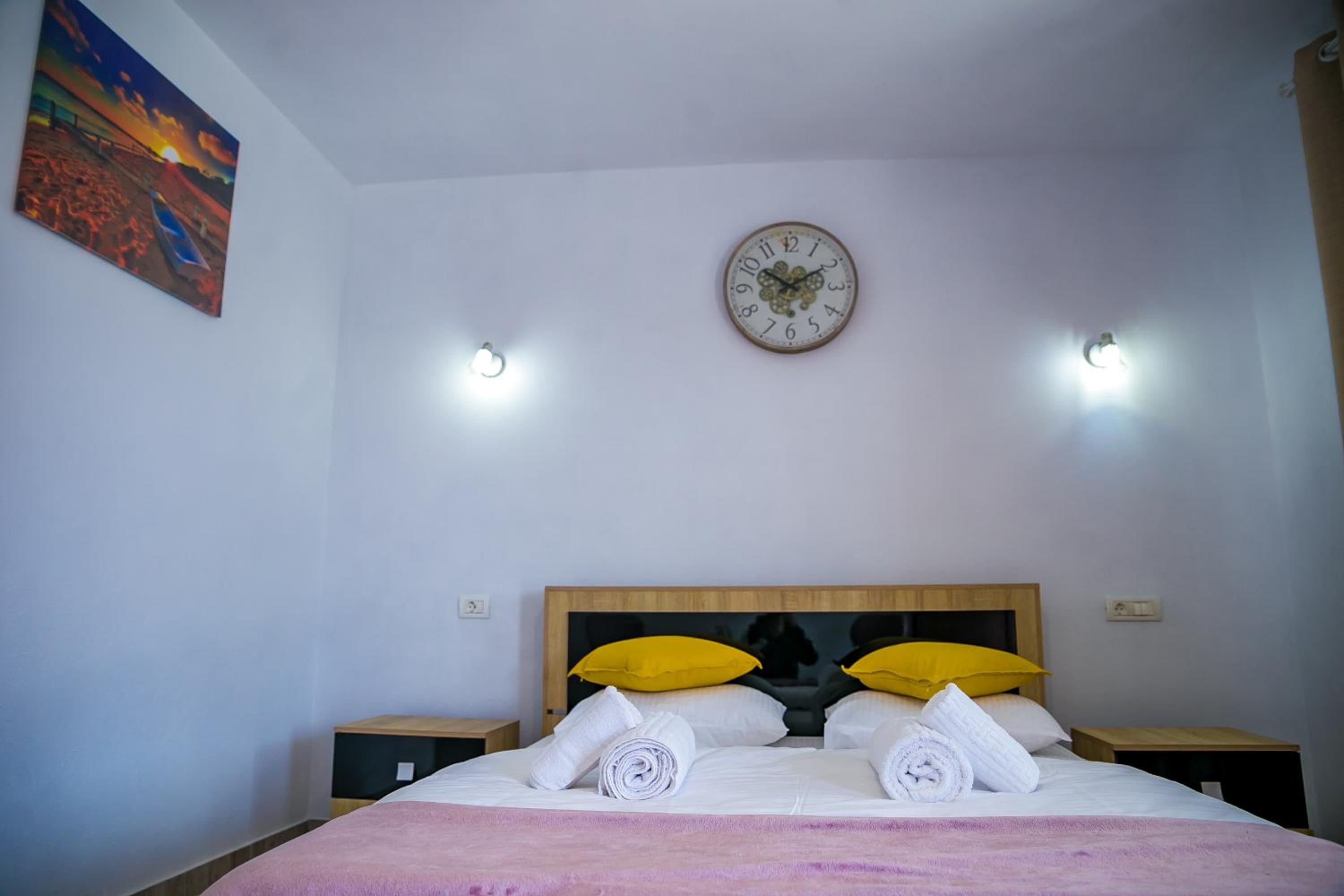Double Room with Private Bathroom - Photo 2