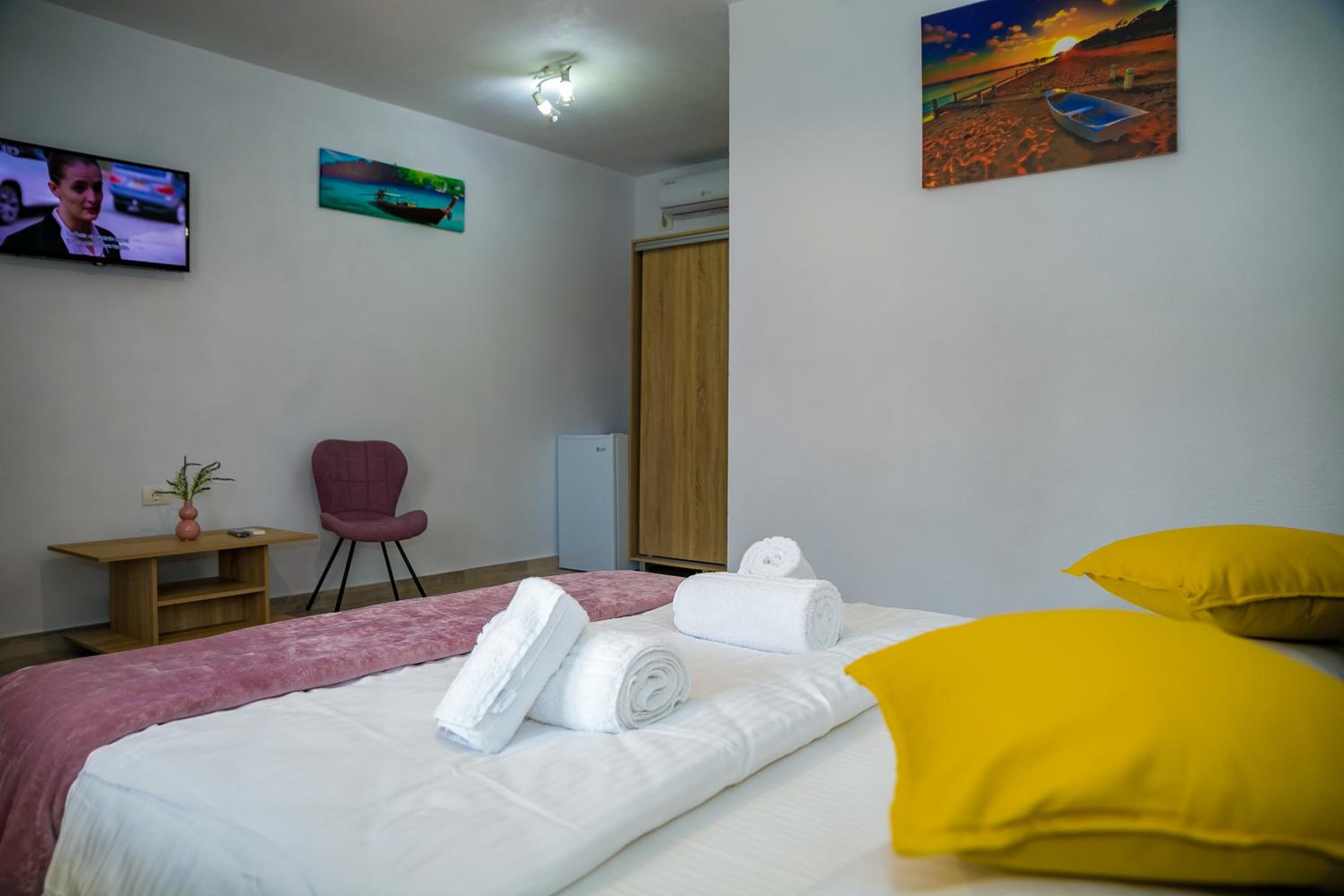 Double Room with Private Bathroom - Photo 4