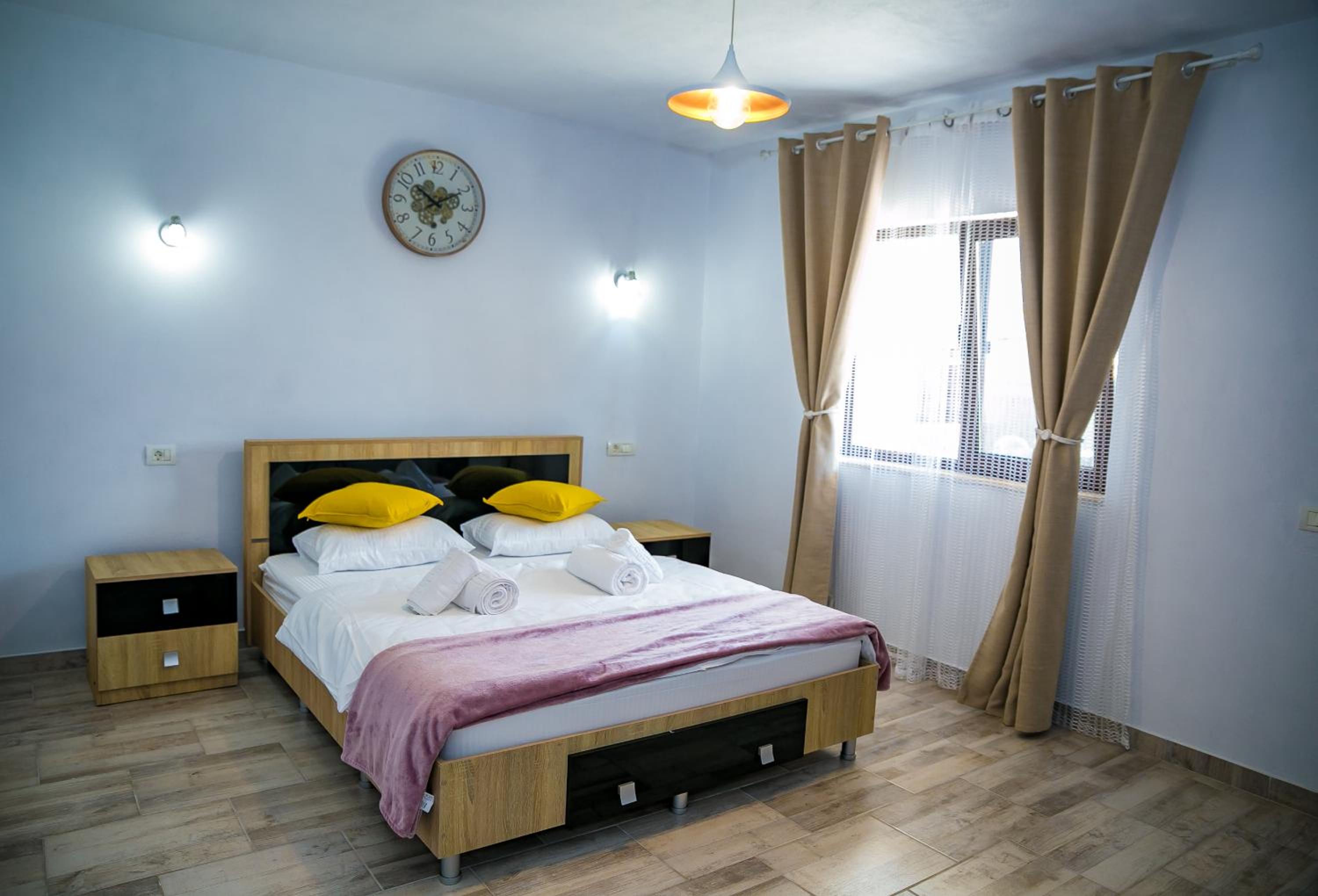 Double Room with Private Bathroom - Photo 8
