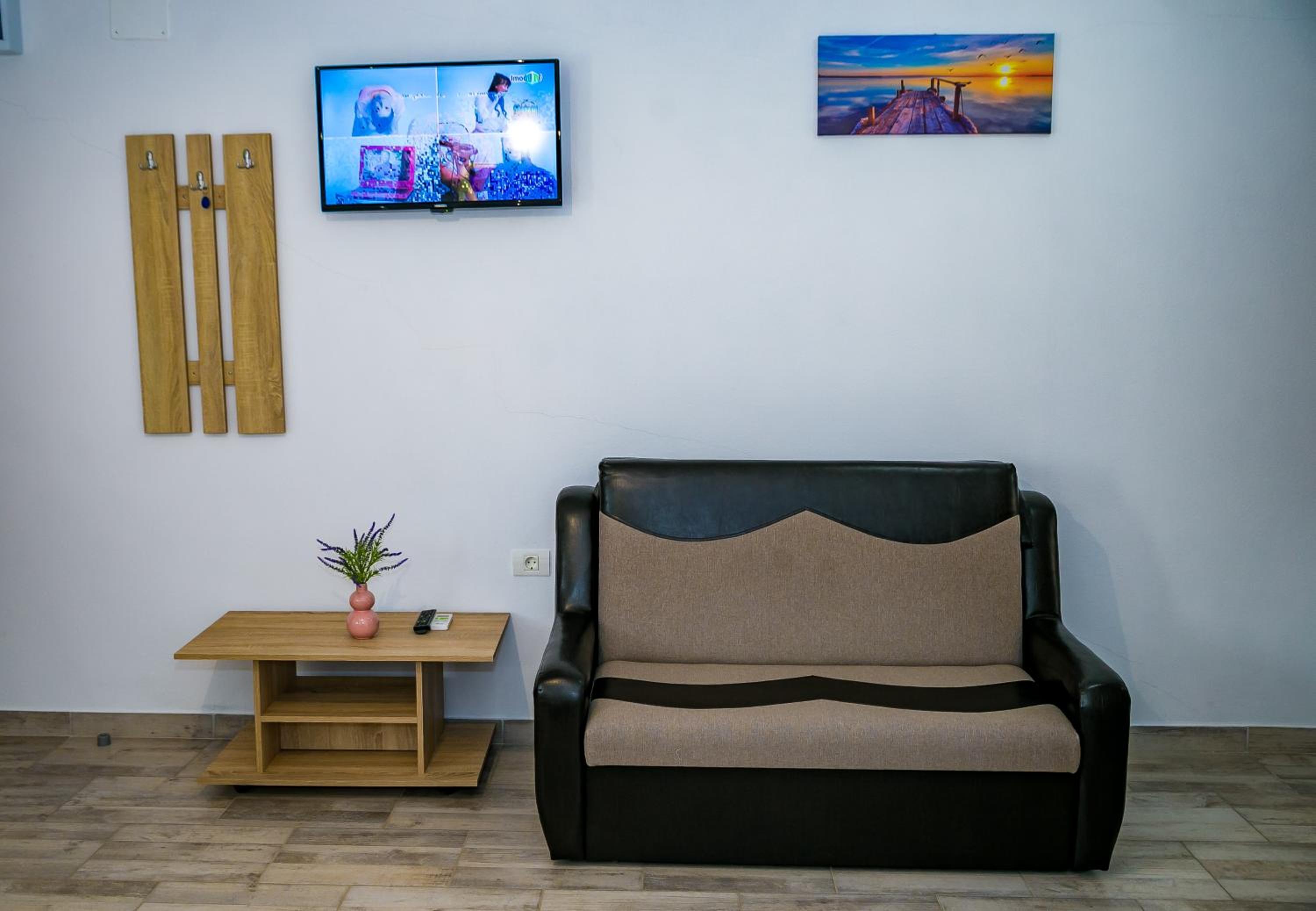 Double Room with Private Bathroom - Photo 9