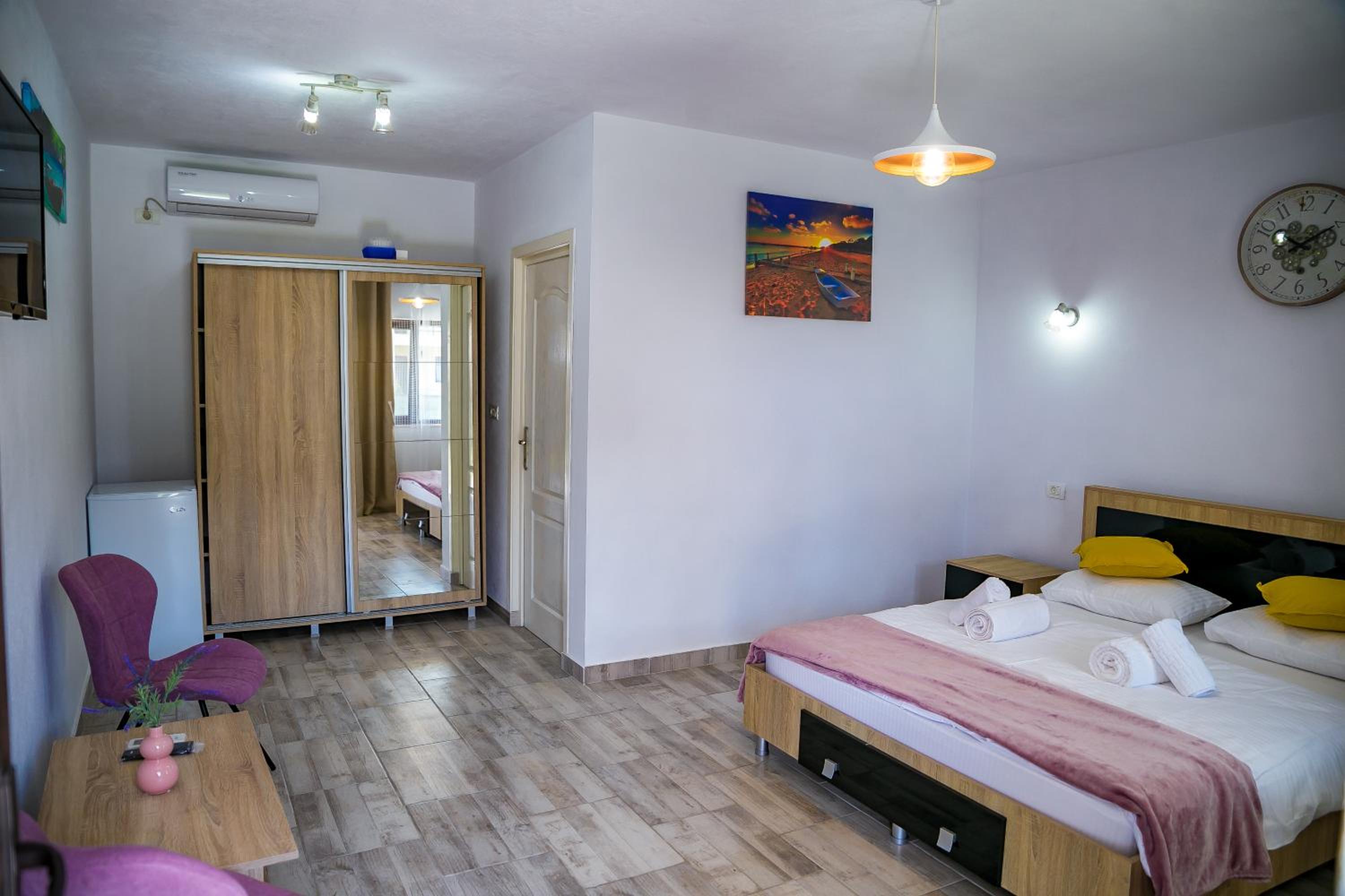 Double Room with Private Bathroom - Photo 10