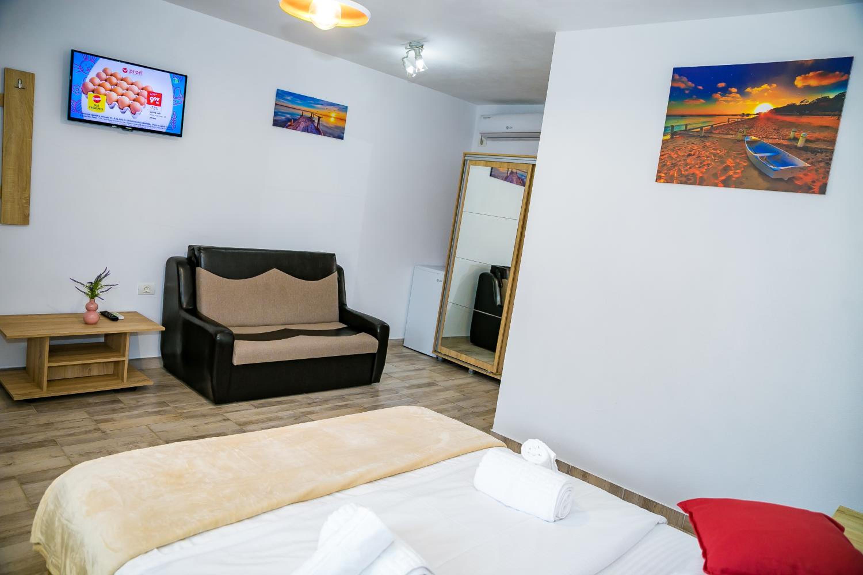 Double Room with Private Bathroom - Photo 12
