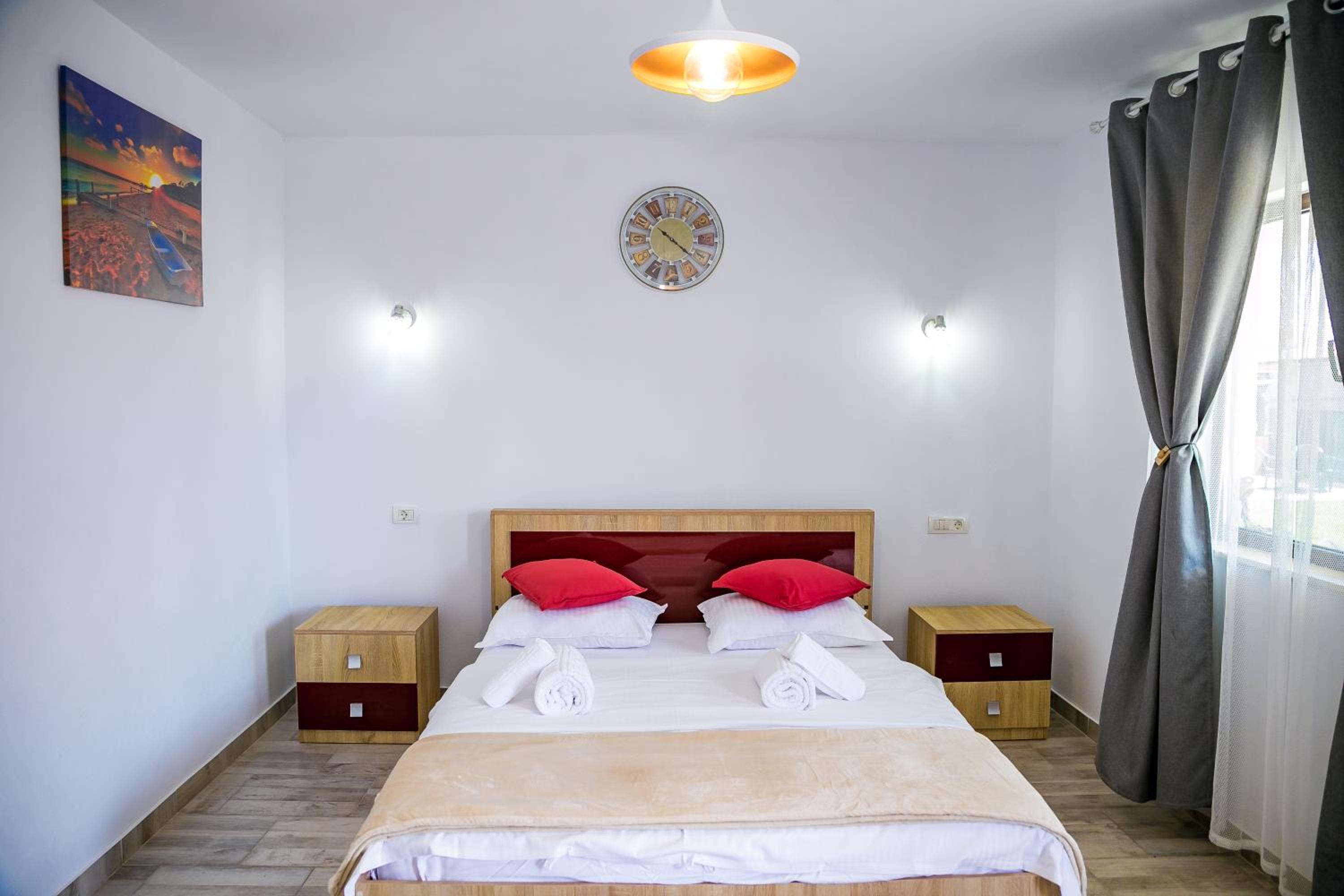 Double Room with Private Bathroom - Photo 13