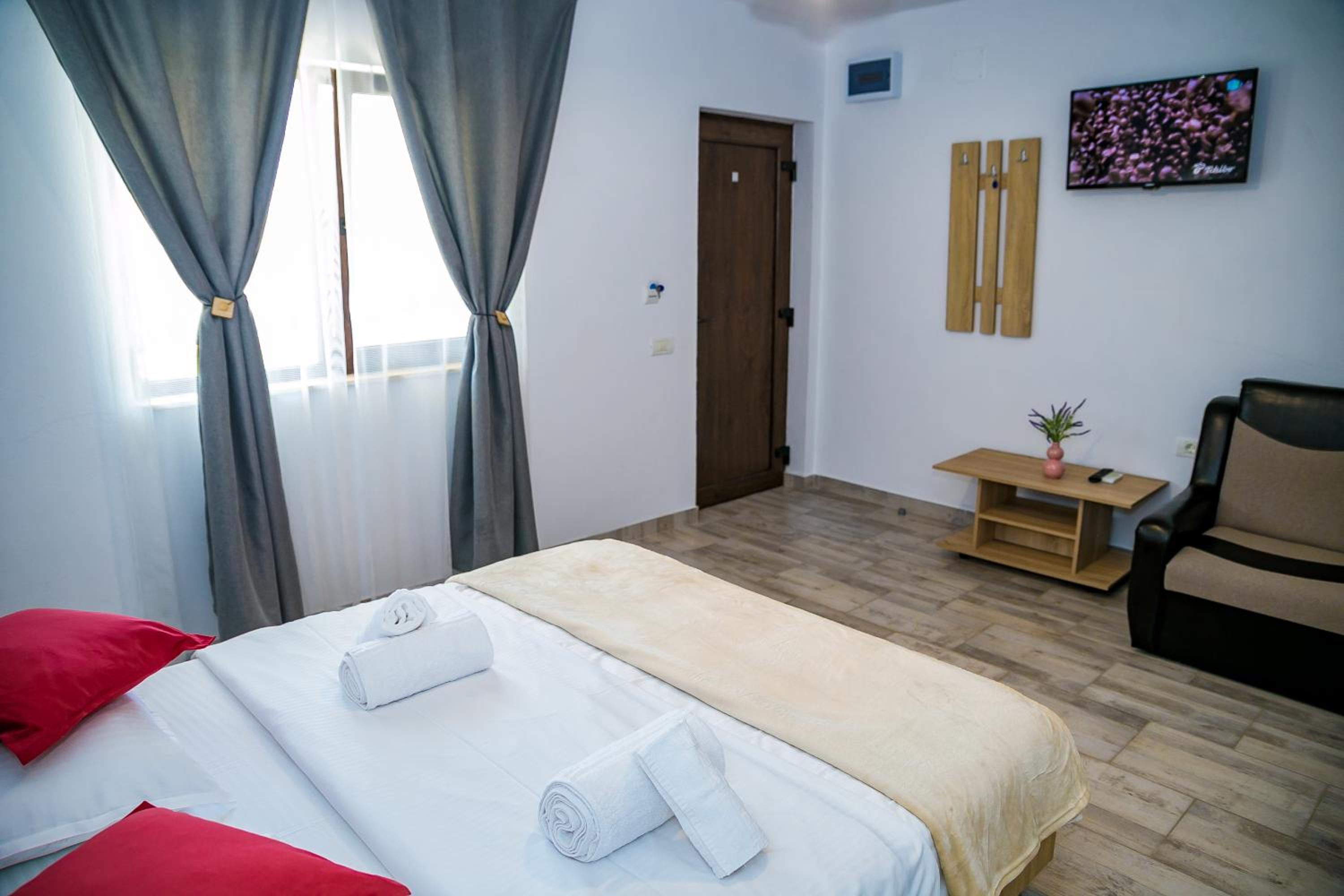 Double Room with Private Bathroom - Photo 14