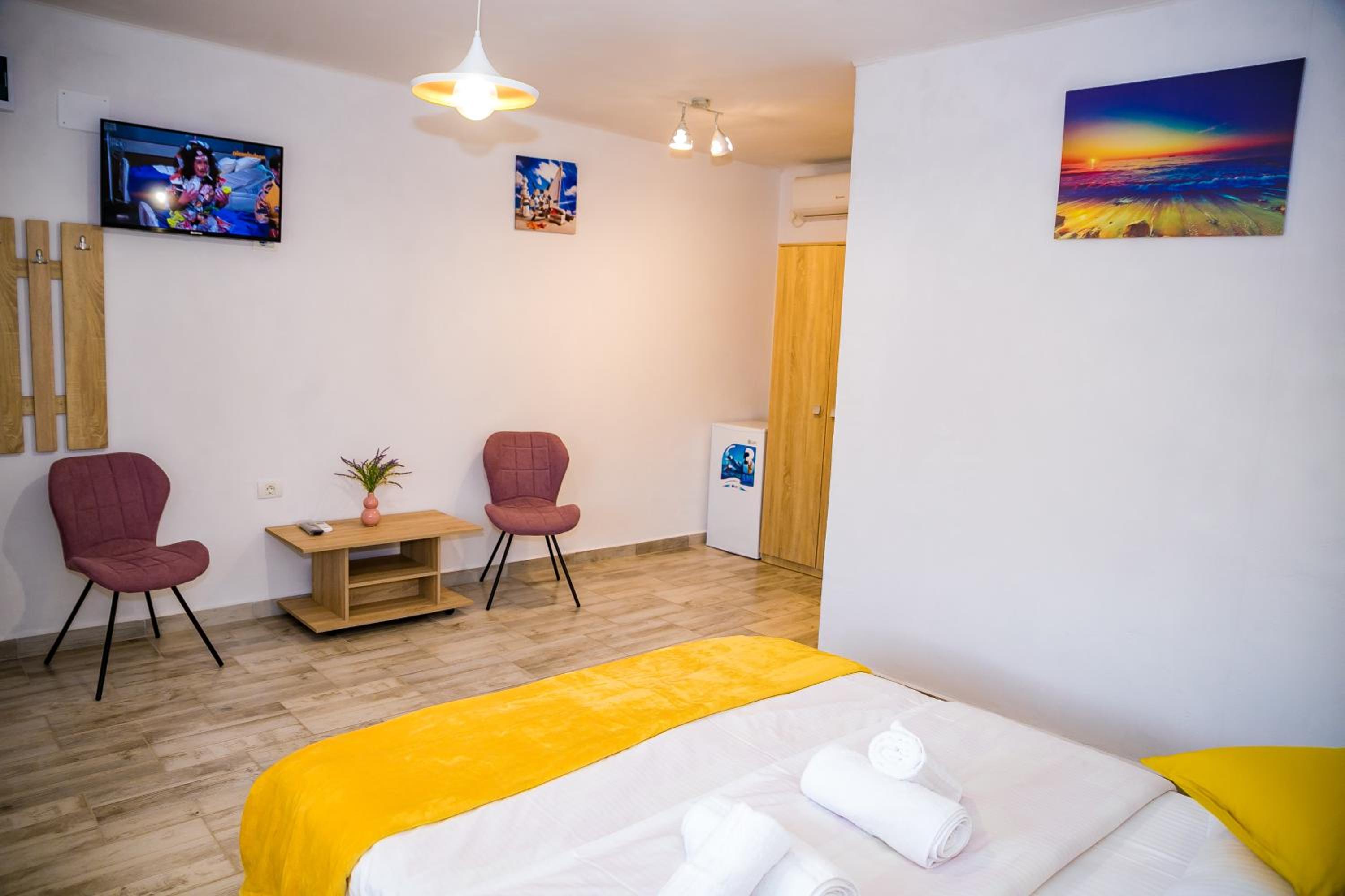 Double Room with Private Bathroom - Photo 16