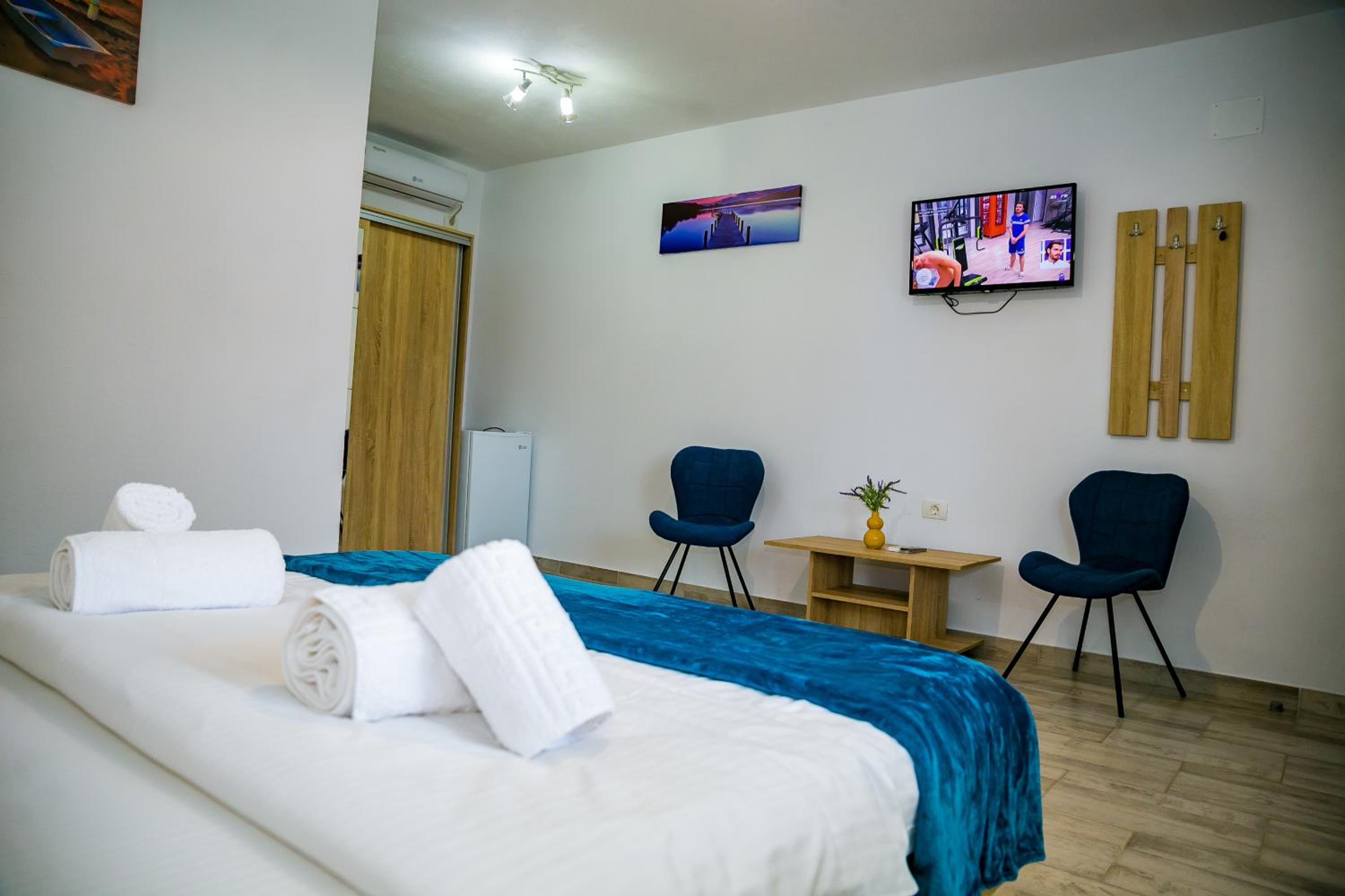 Double Room with Private Bathroom - Photo 17