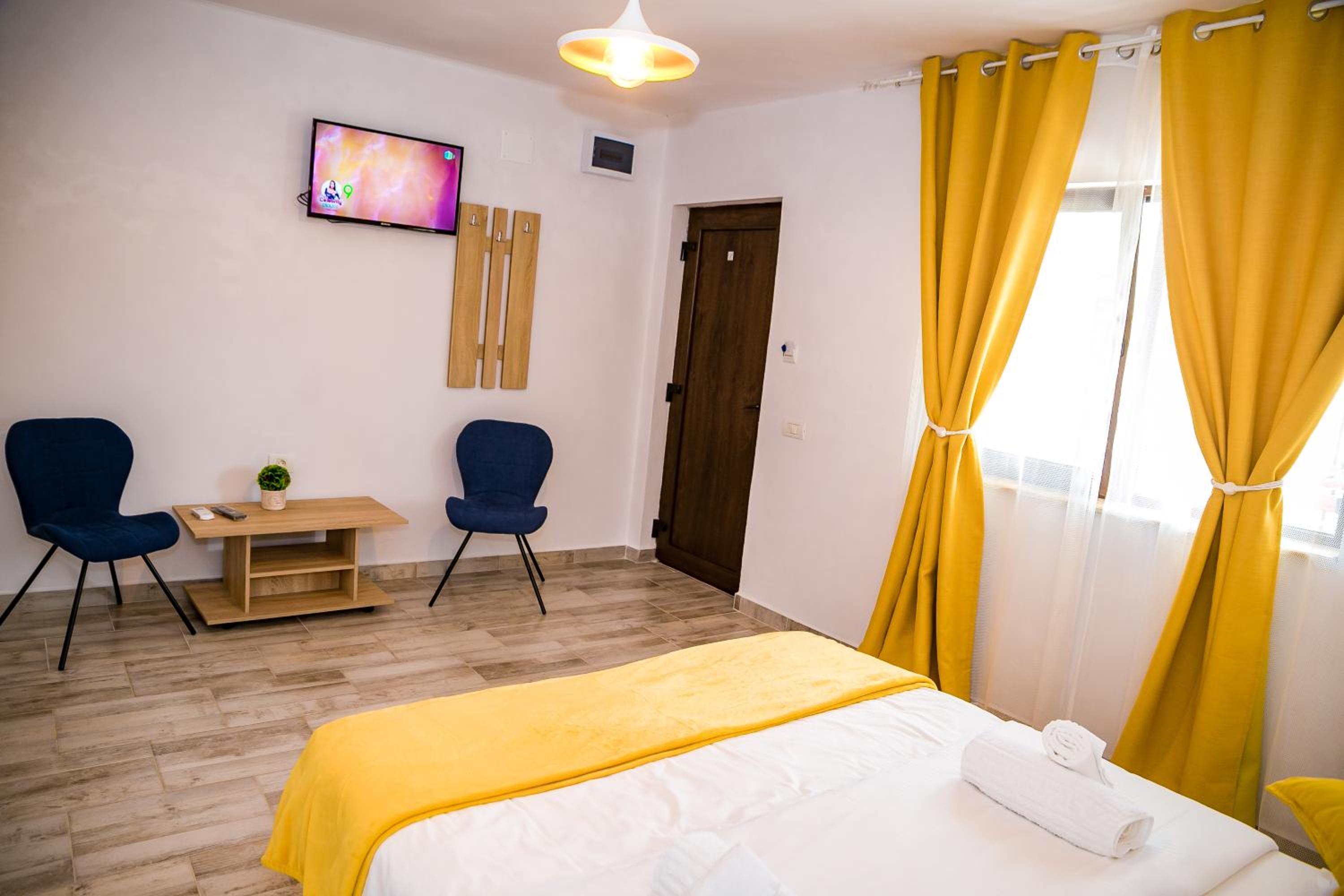 Double Room with Private Bathroom - Photo 21