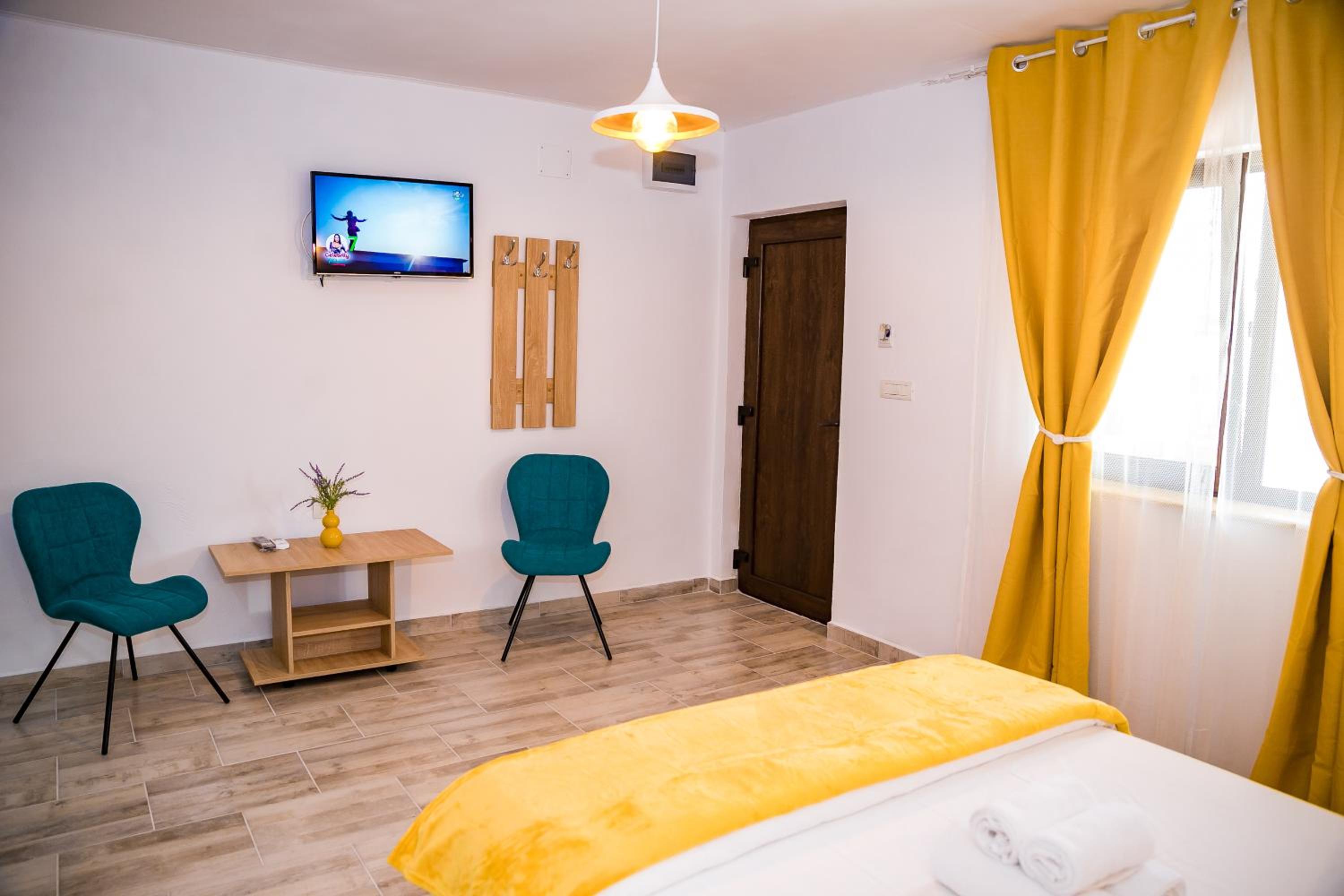 Double Room with Private Bathroom - Photo 22