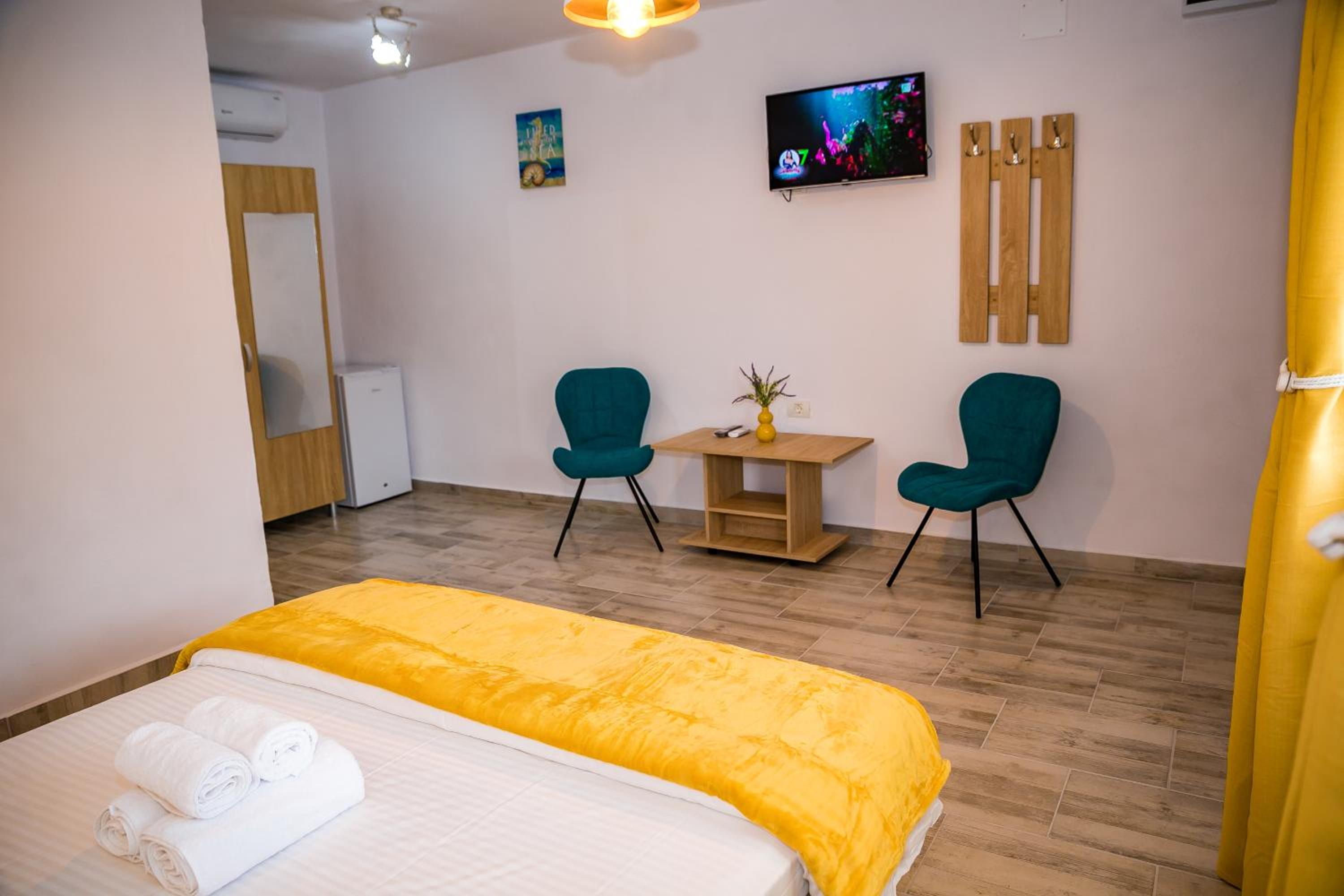 Double Room with Private Bathroom - Photo 23