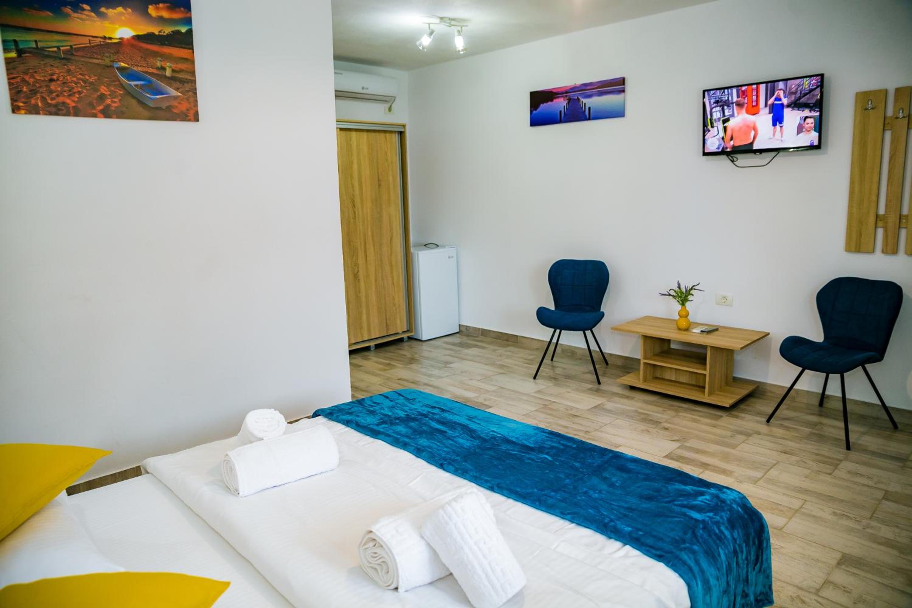 Double Room with Private Bathroom - Photo 26