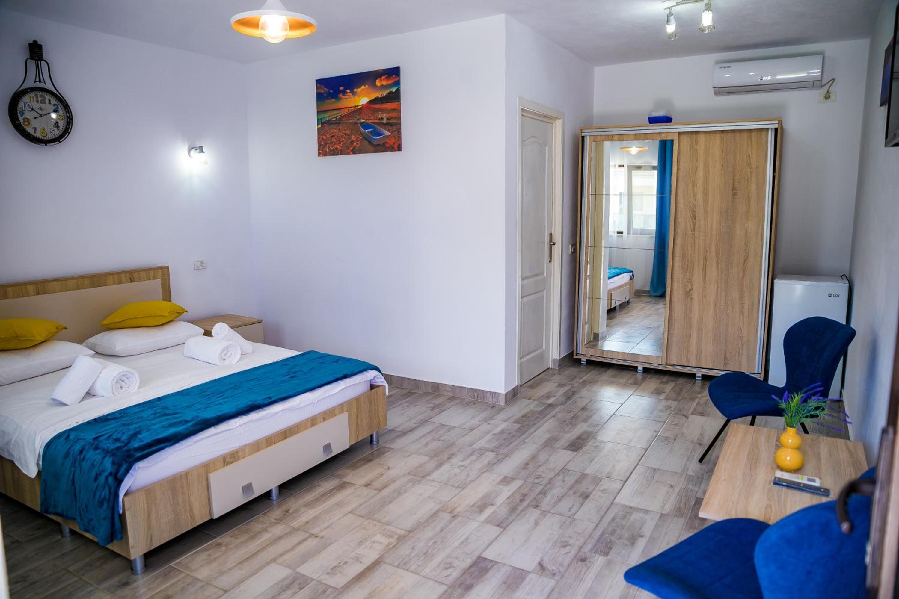Double Room with Private Bathroom - Photo 35