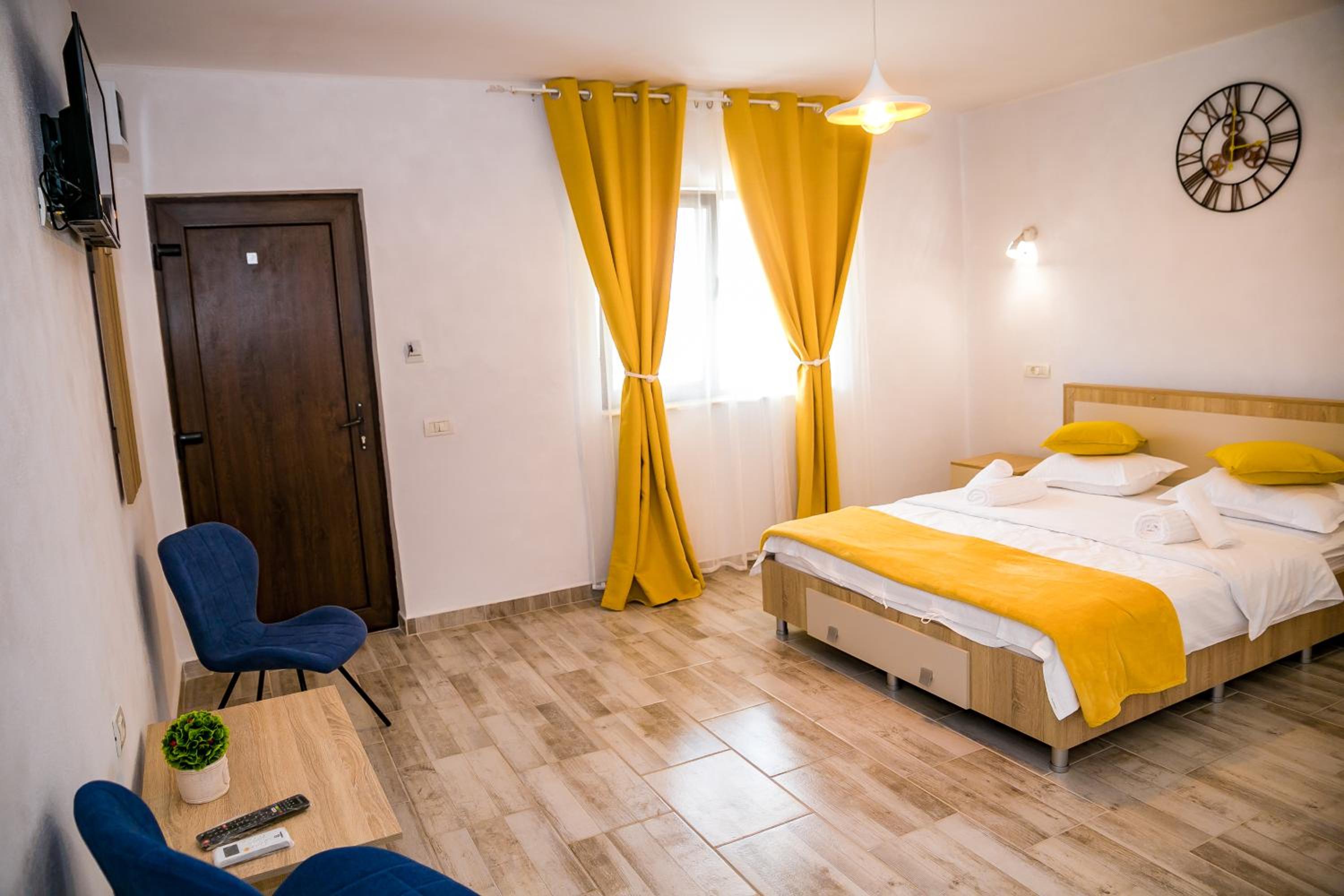Double Room with Private Bathroom - Photo 36