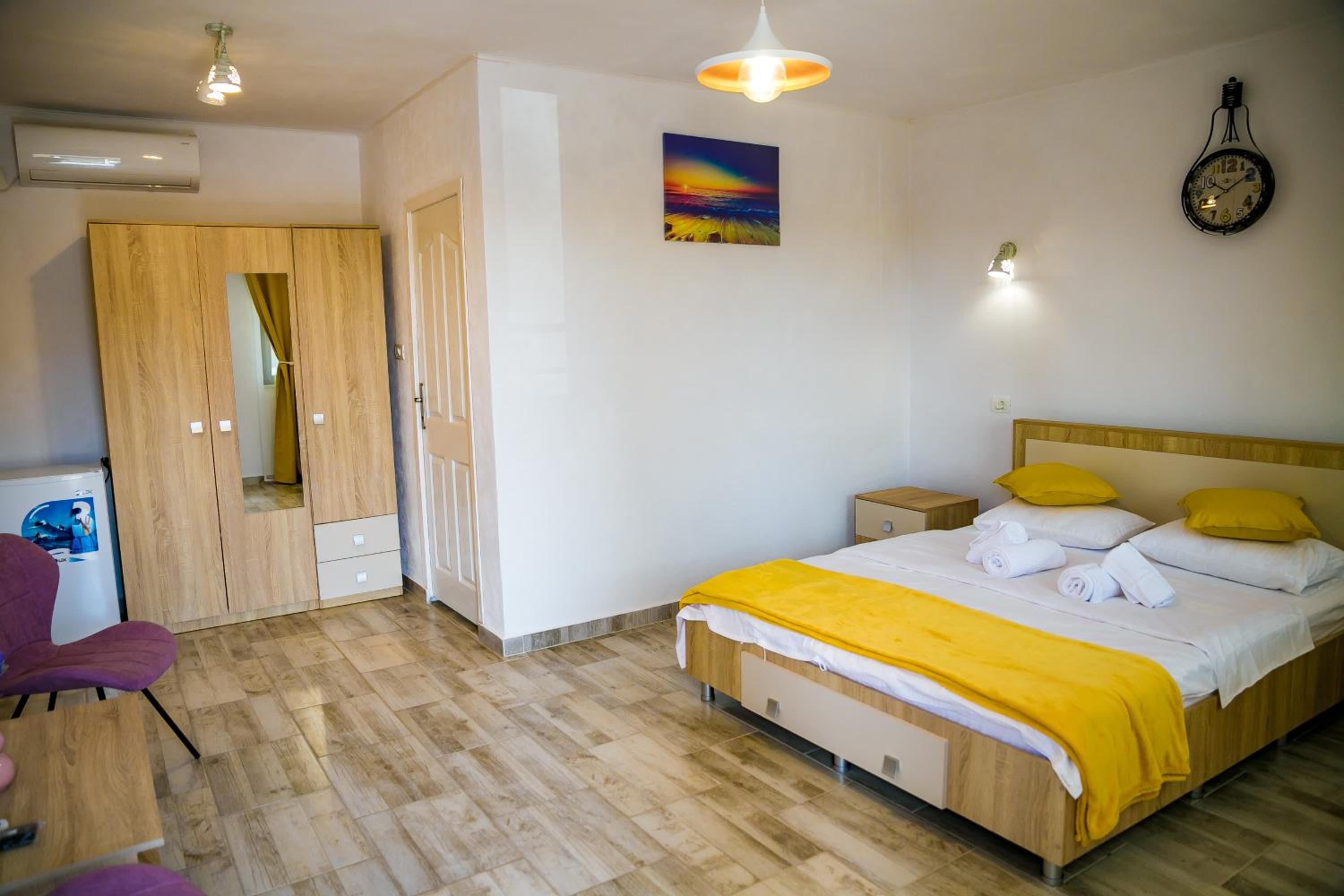 Double Room with Private Bathroom - Photo 37