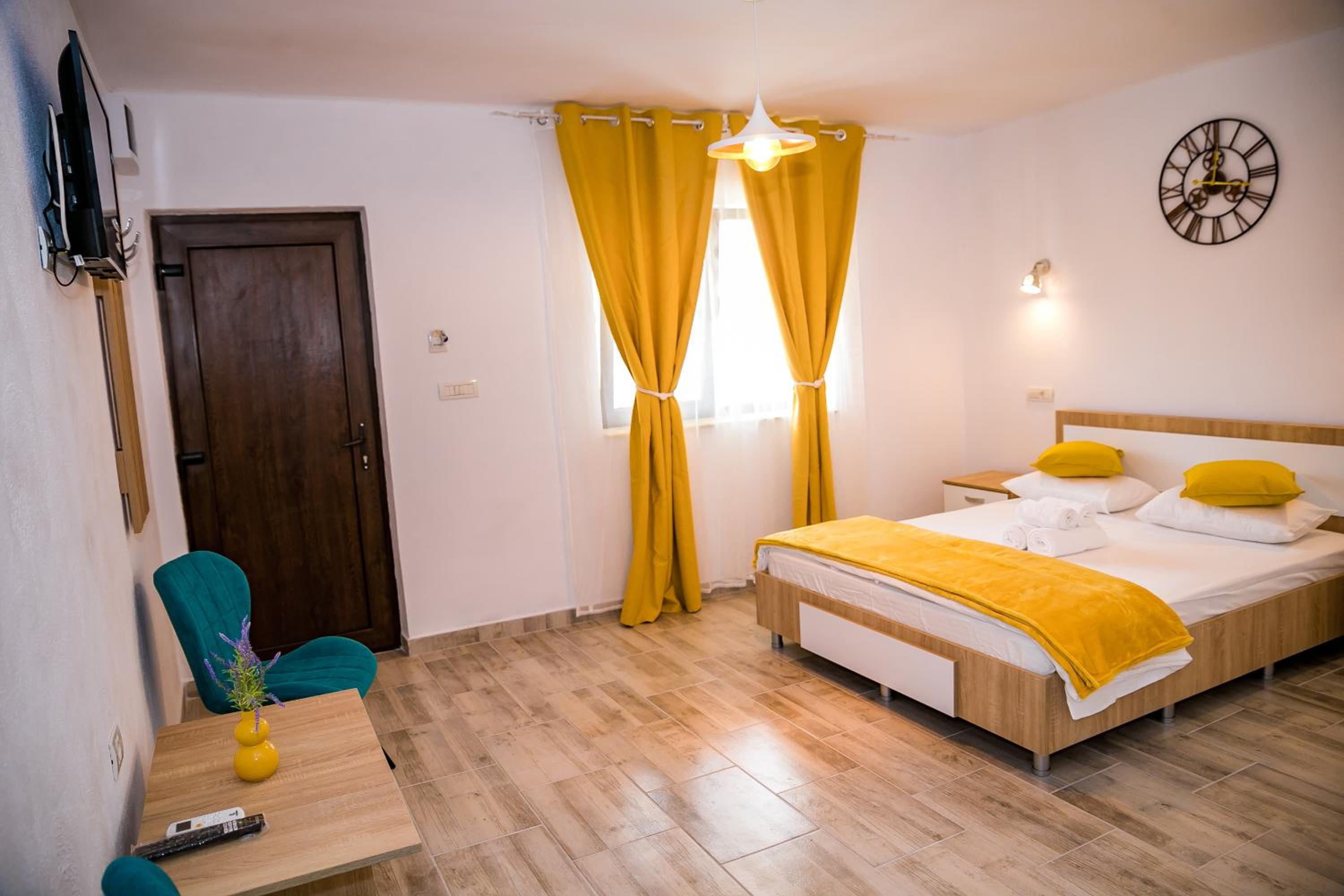 Double Room with Private Bathroom - Photo 38