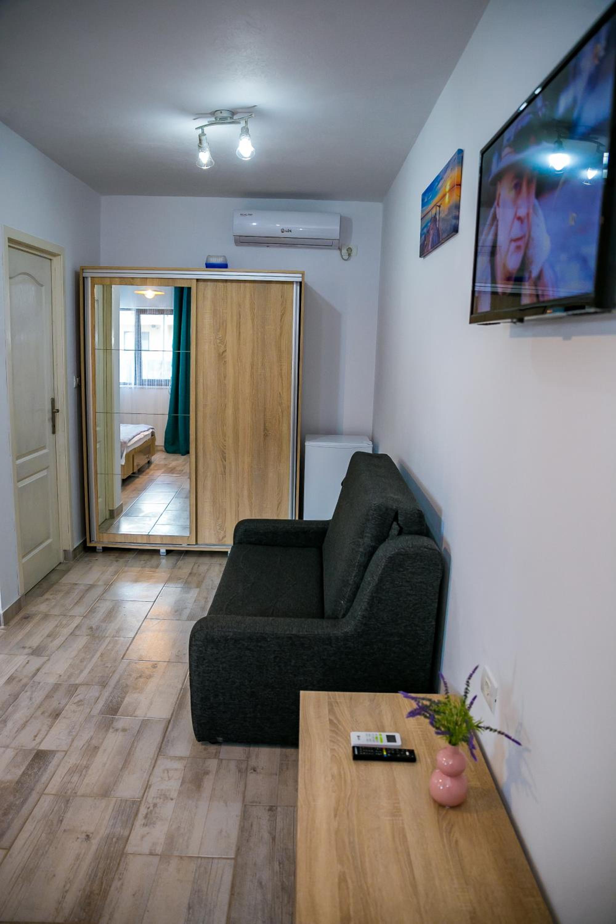Double Room with Private Bathroom - Photo 42