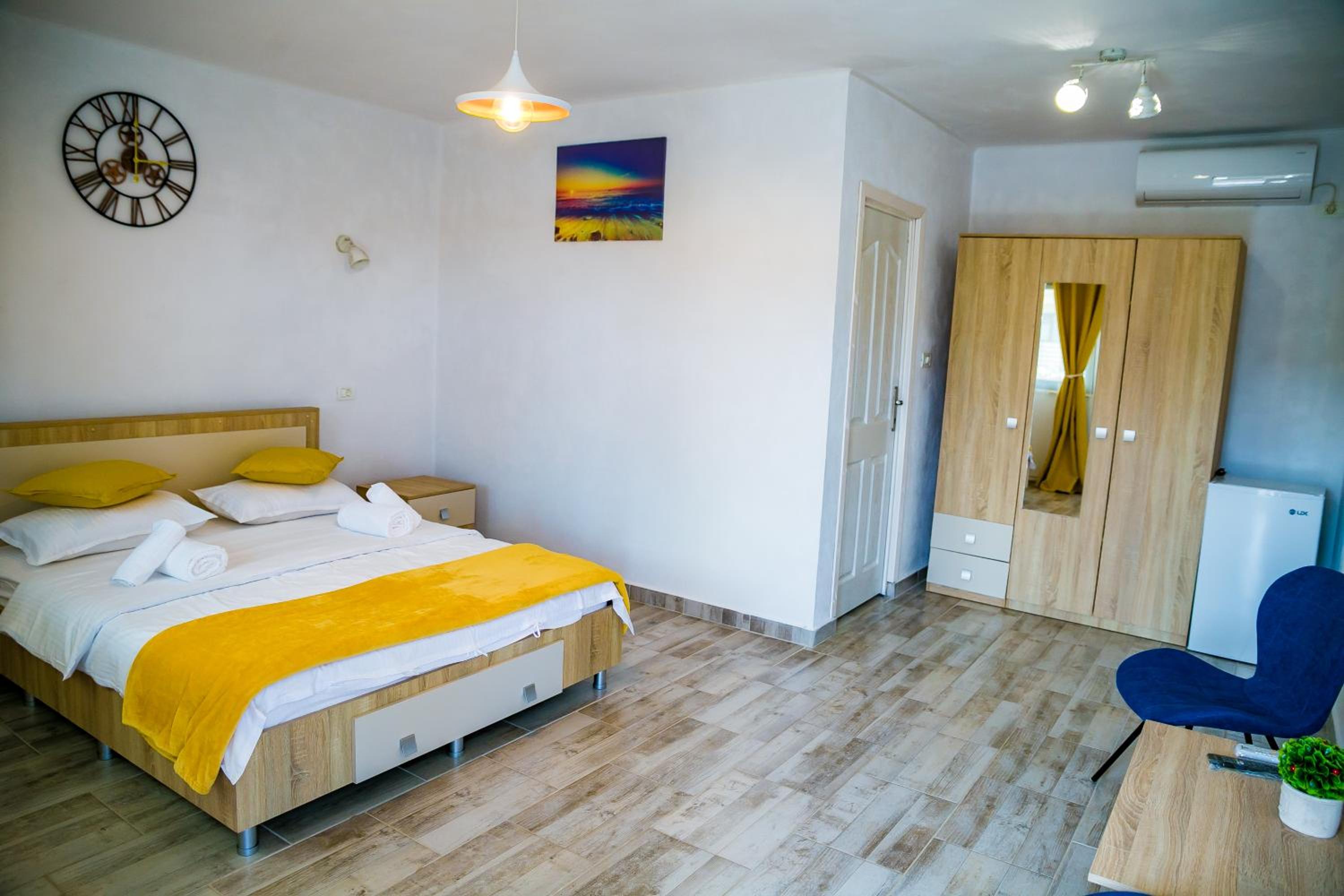 Double Room with Private Bathroom - Photo 43