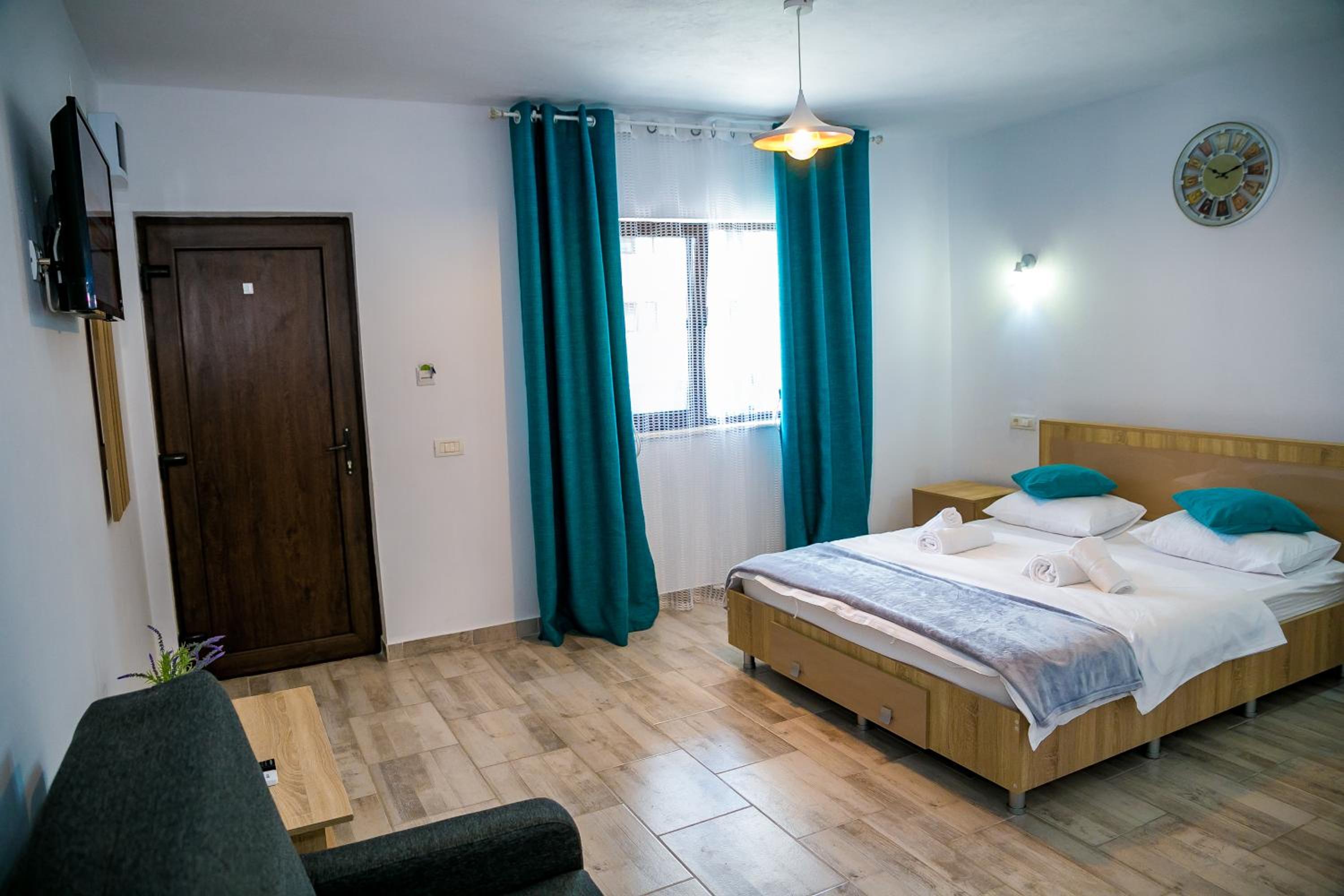 Double Room with Private Bathroom - Photo 44