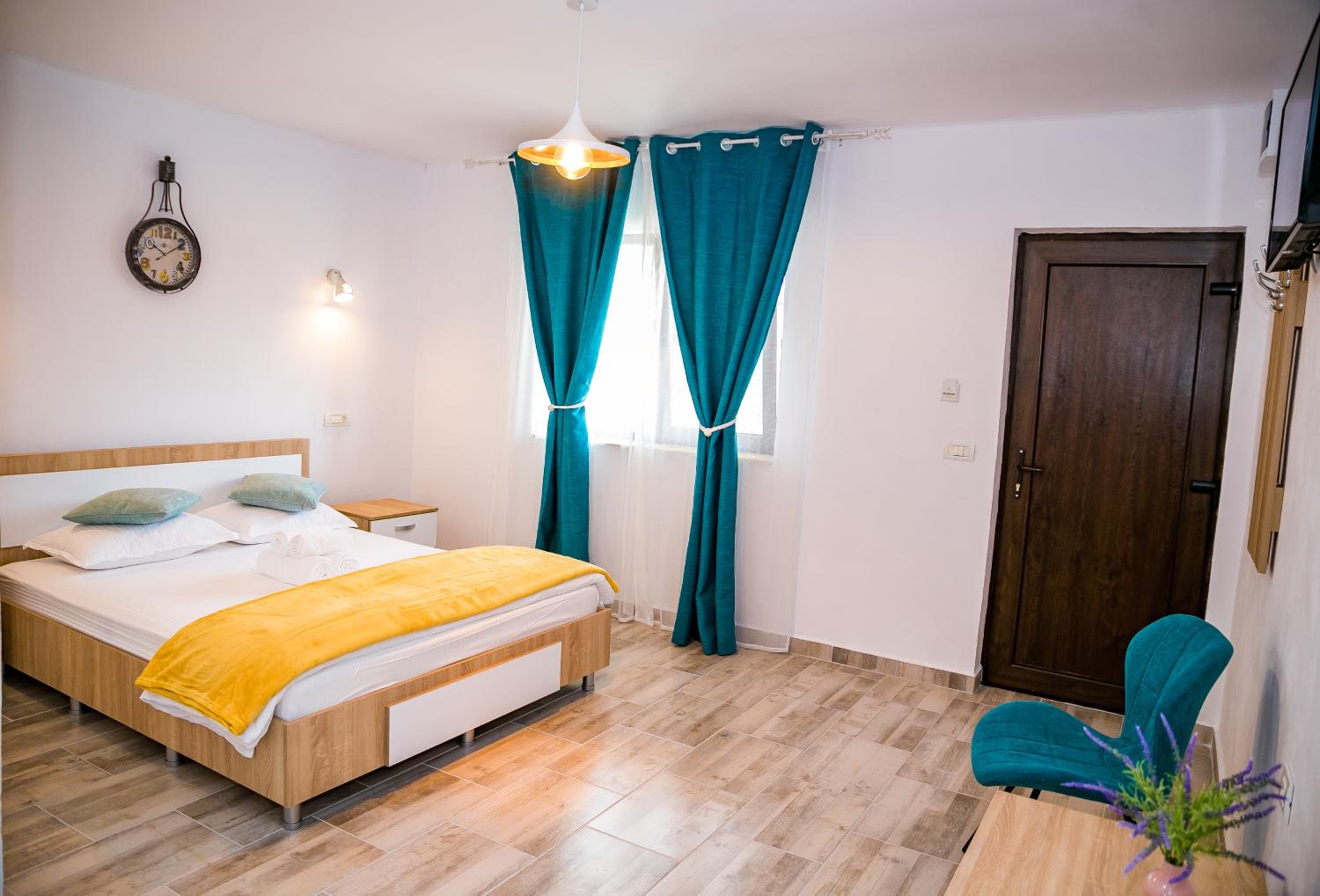 Double Room with Private Bathroom - Photo 45