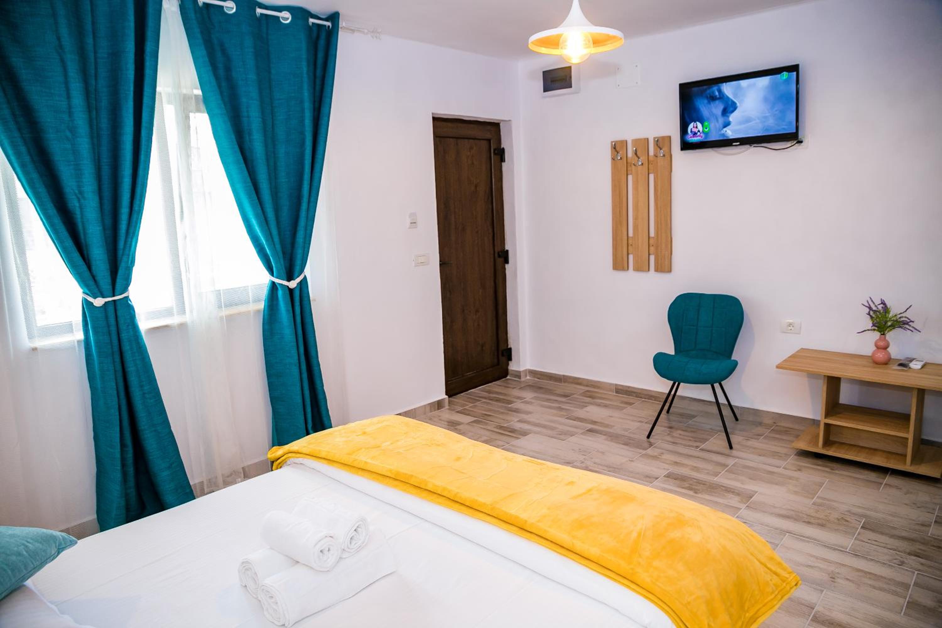 Double Room with Private Bathroom - Photo 49