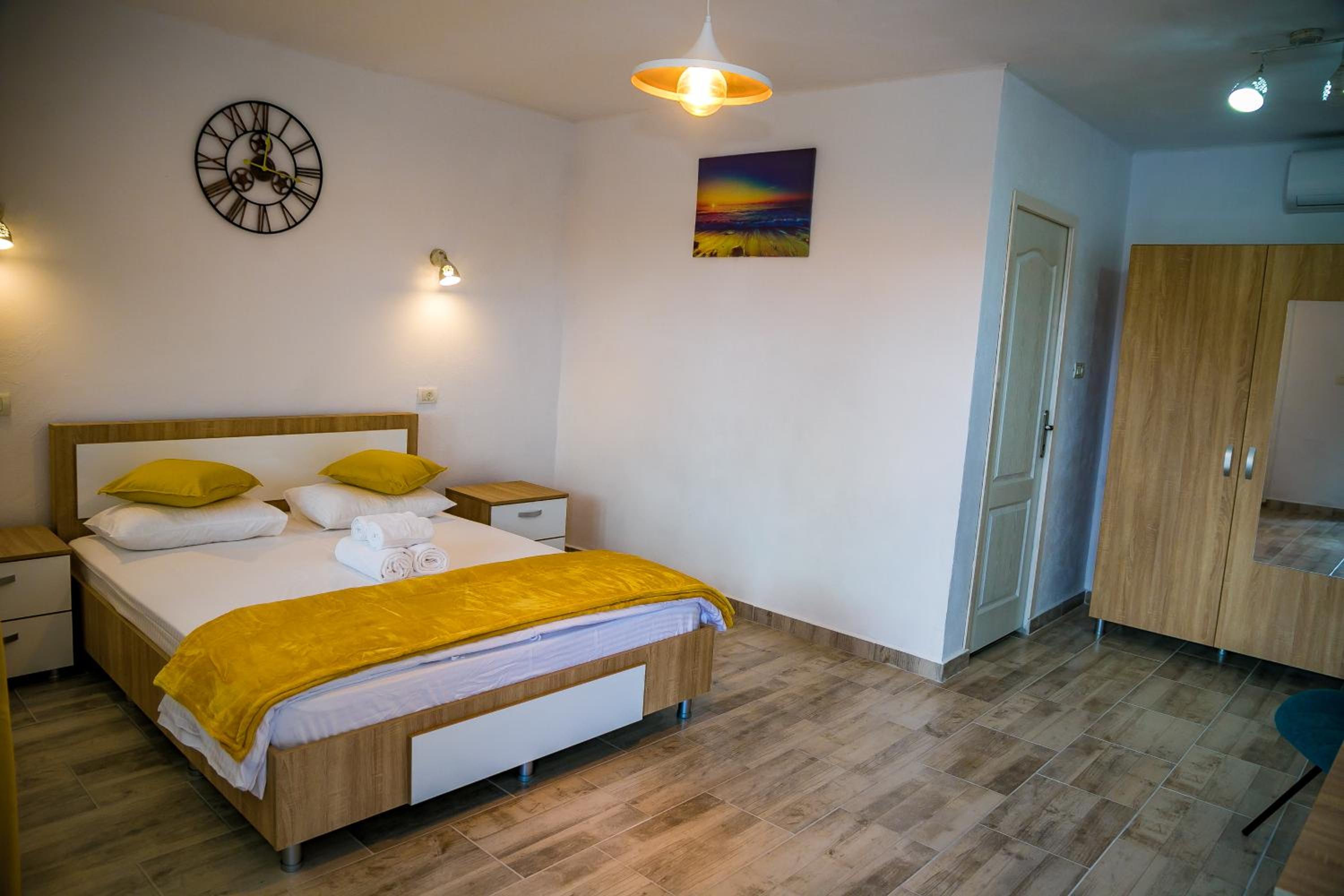 Double Room with Private Bathroom - Photo 54