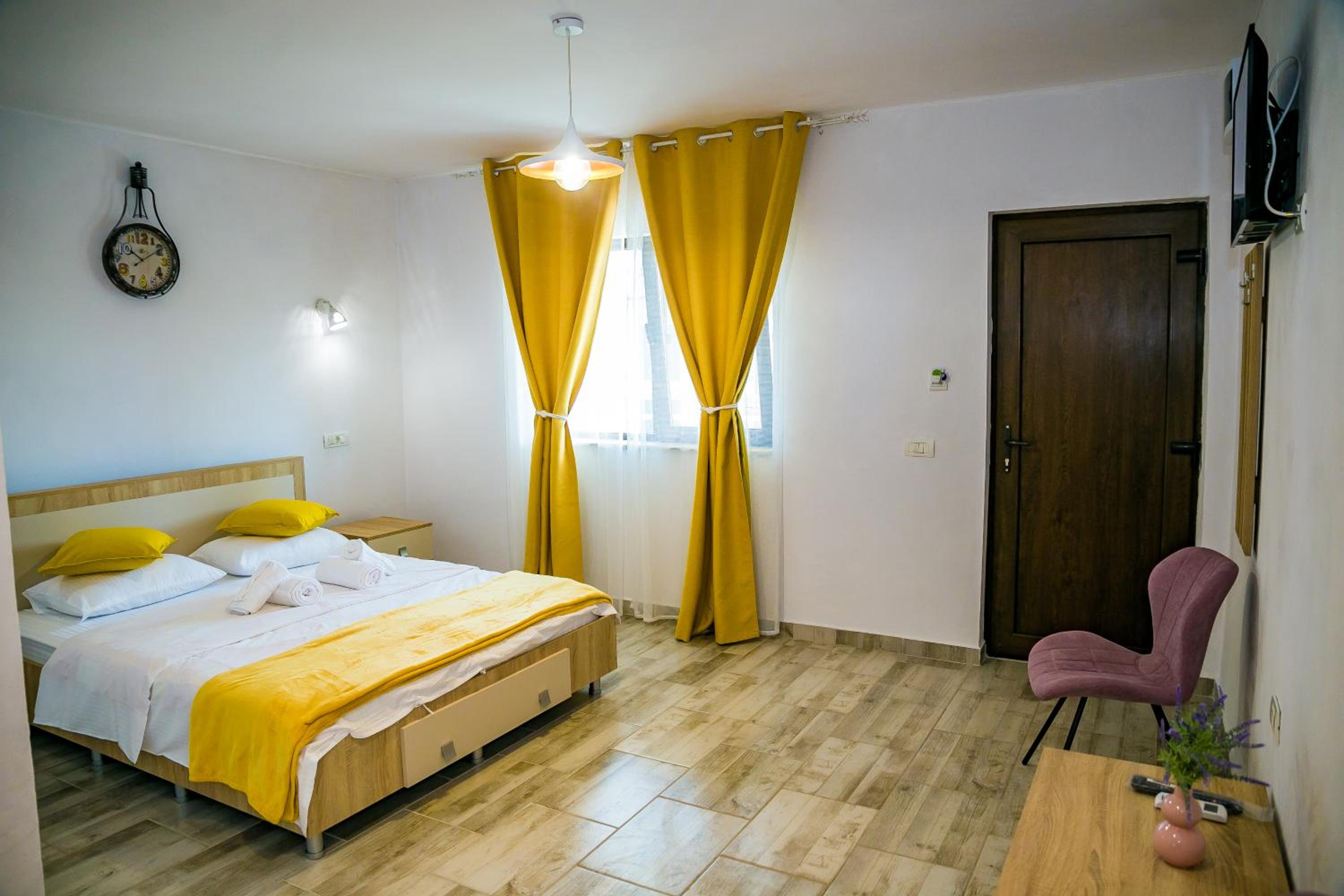 Double Room with Private Bathroom - Photo 58