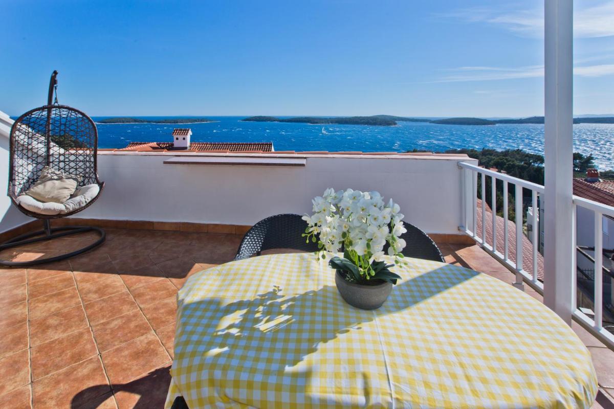 Superior Two-Bedroom Apartment with Terrace with Sea View (4 Adults) photo 3