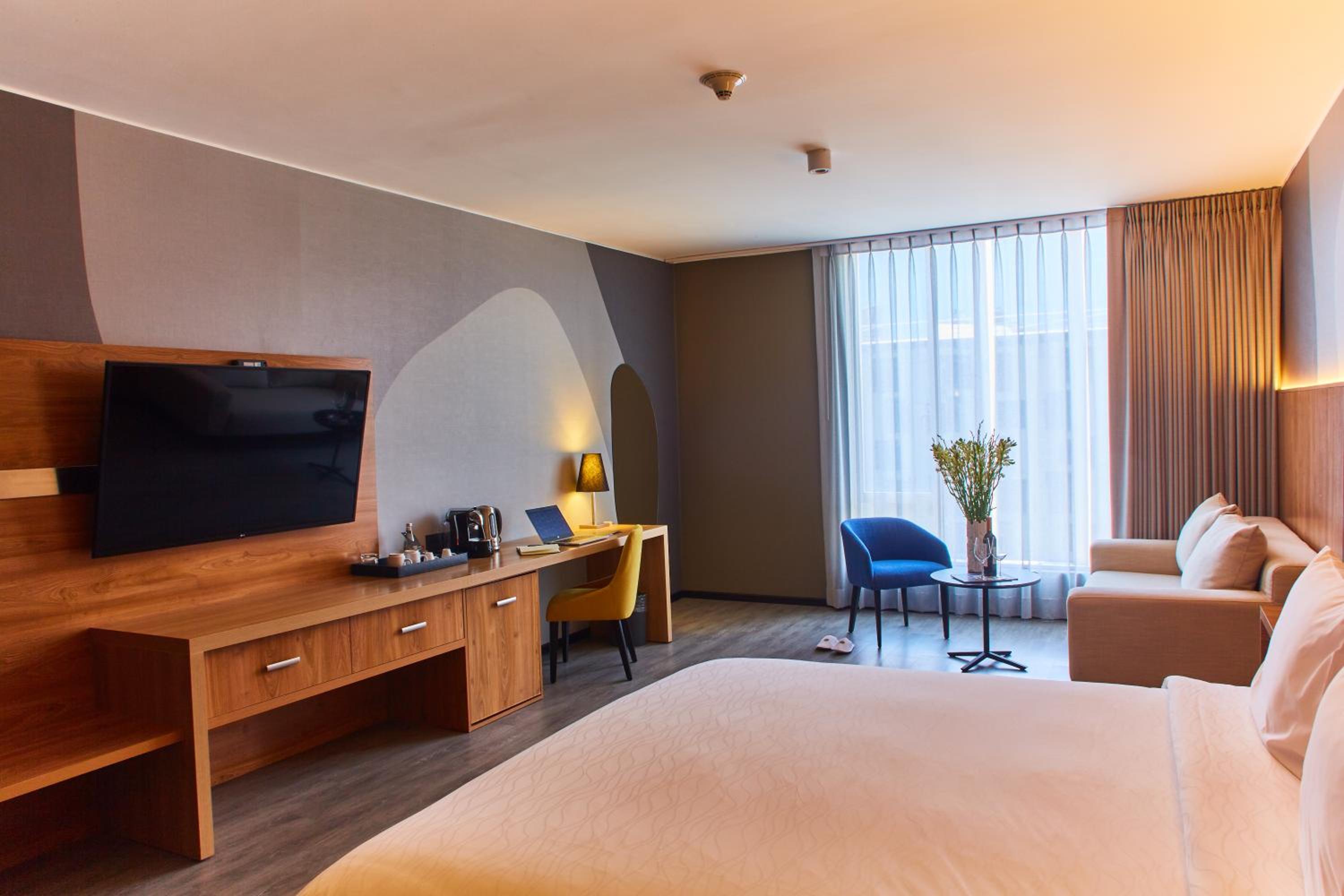 Junior King Suite - Photo 2