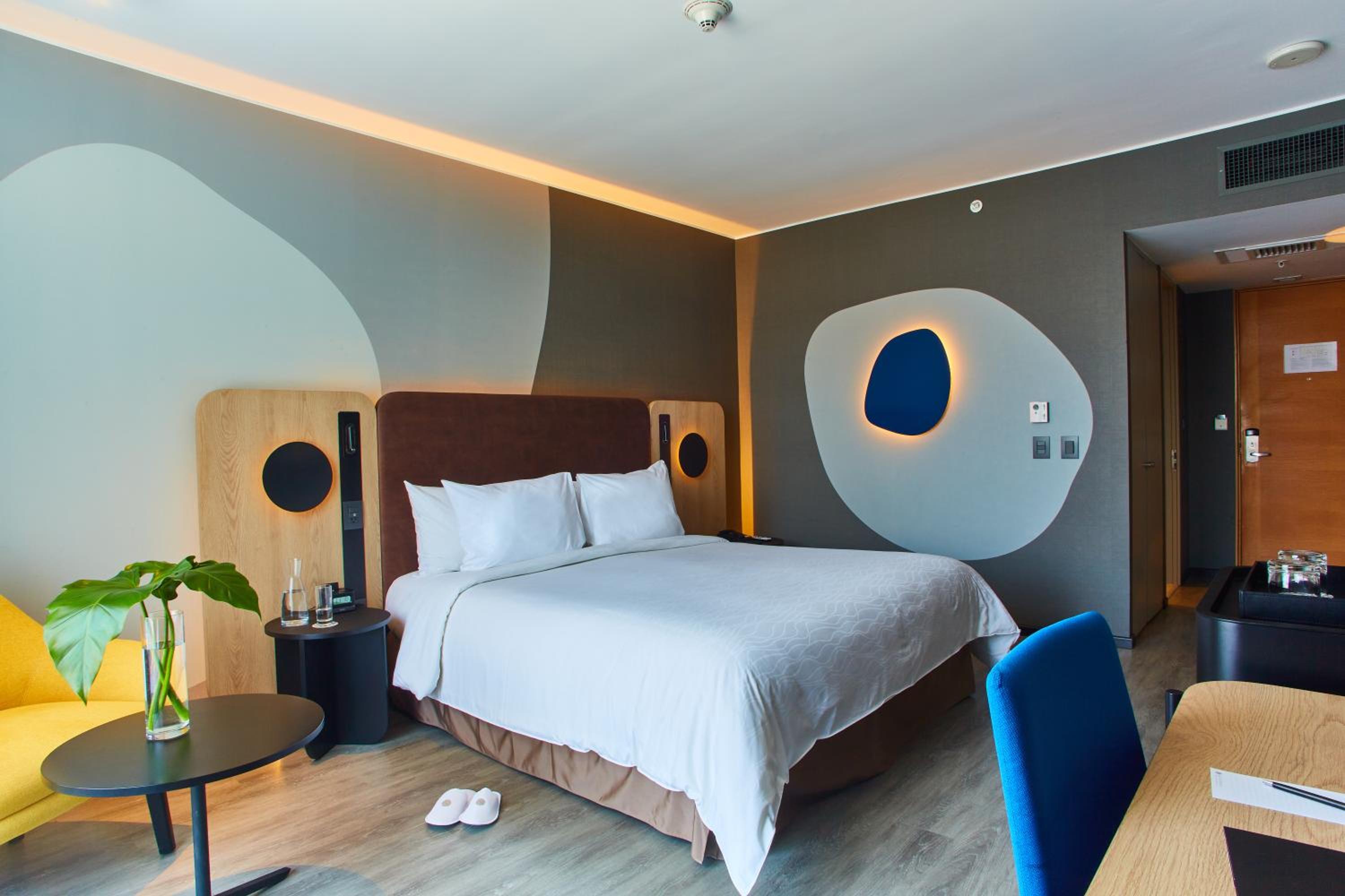 Deluxe king bed room - Photo 2