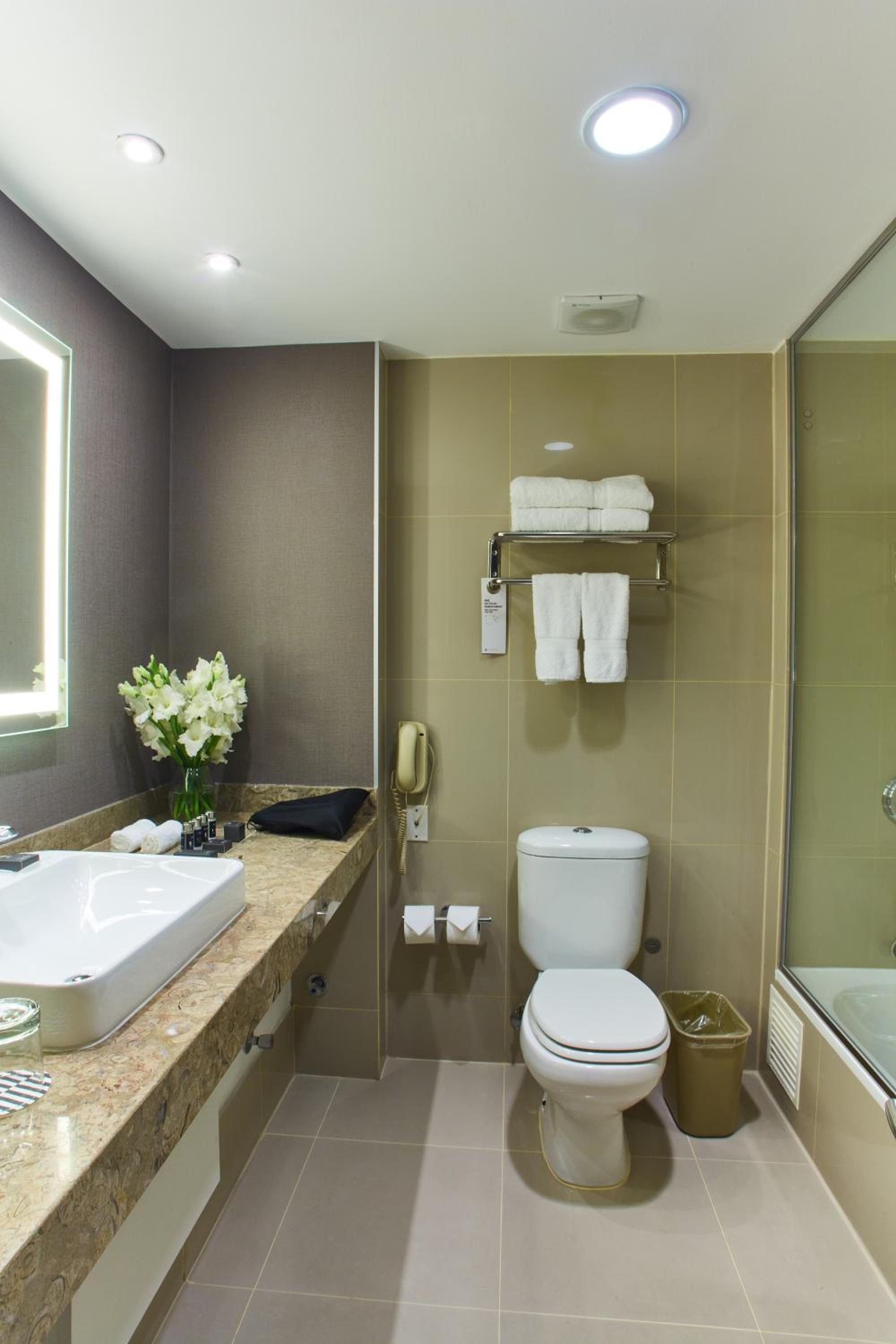 Deluxe Queen Room with Two Queen Beds - Photo 7