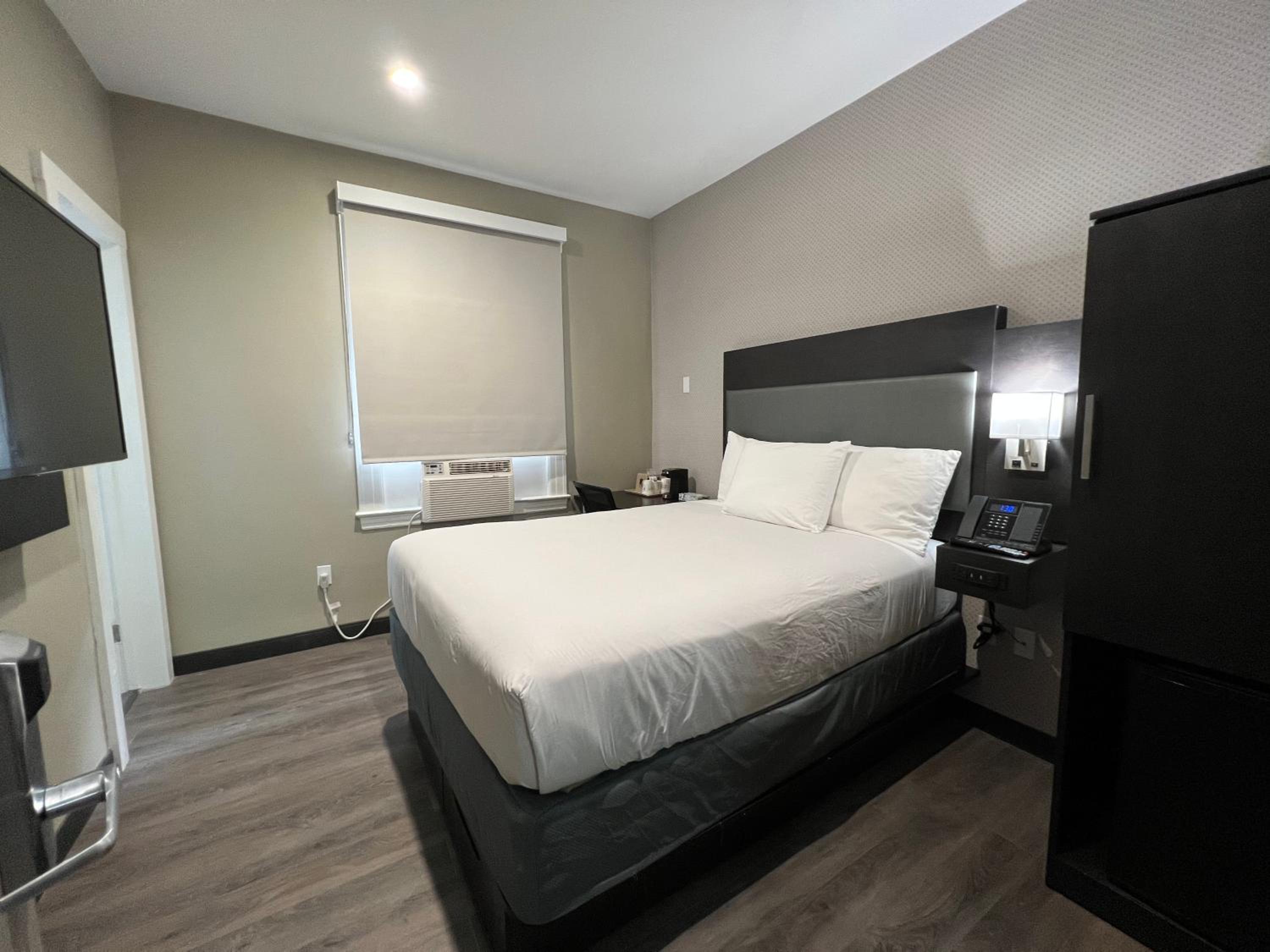 Double Room - Non-Smoking  - Photo 3