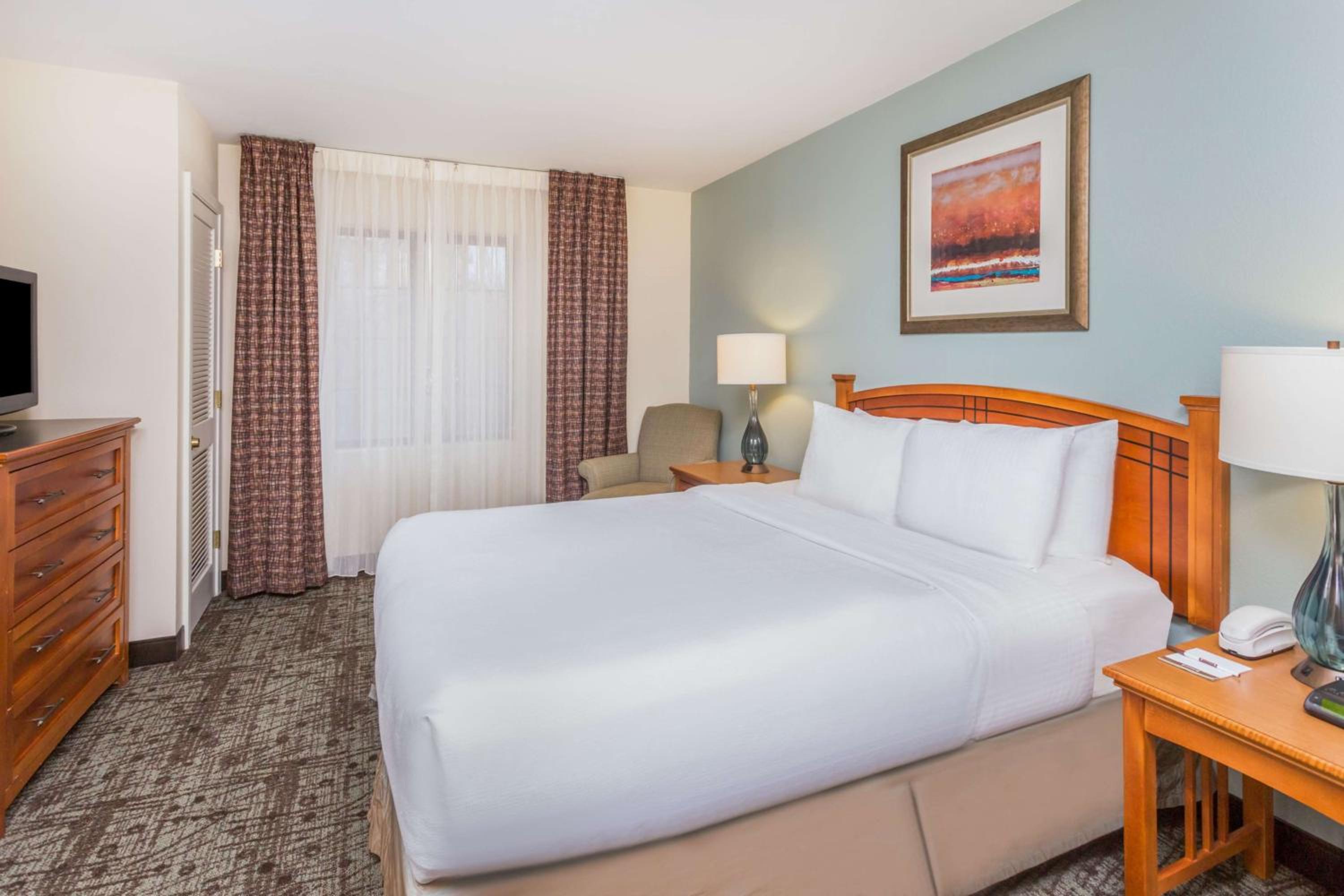One-Bedroom Queen Suite with Bathtub - Mobility Accessible - Photo 8