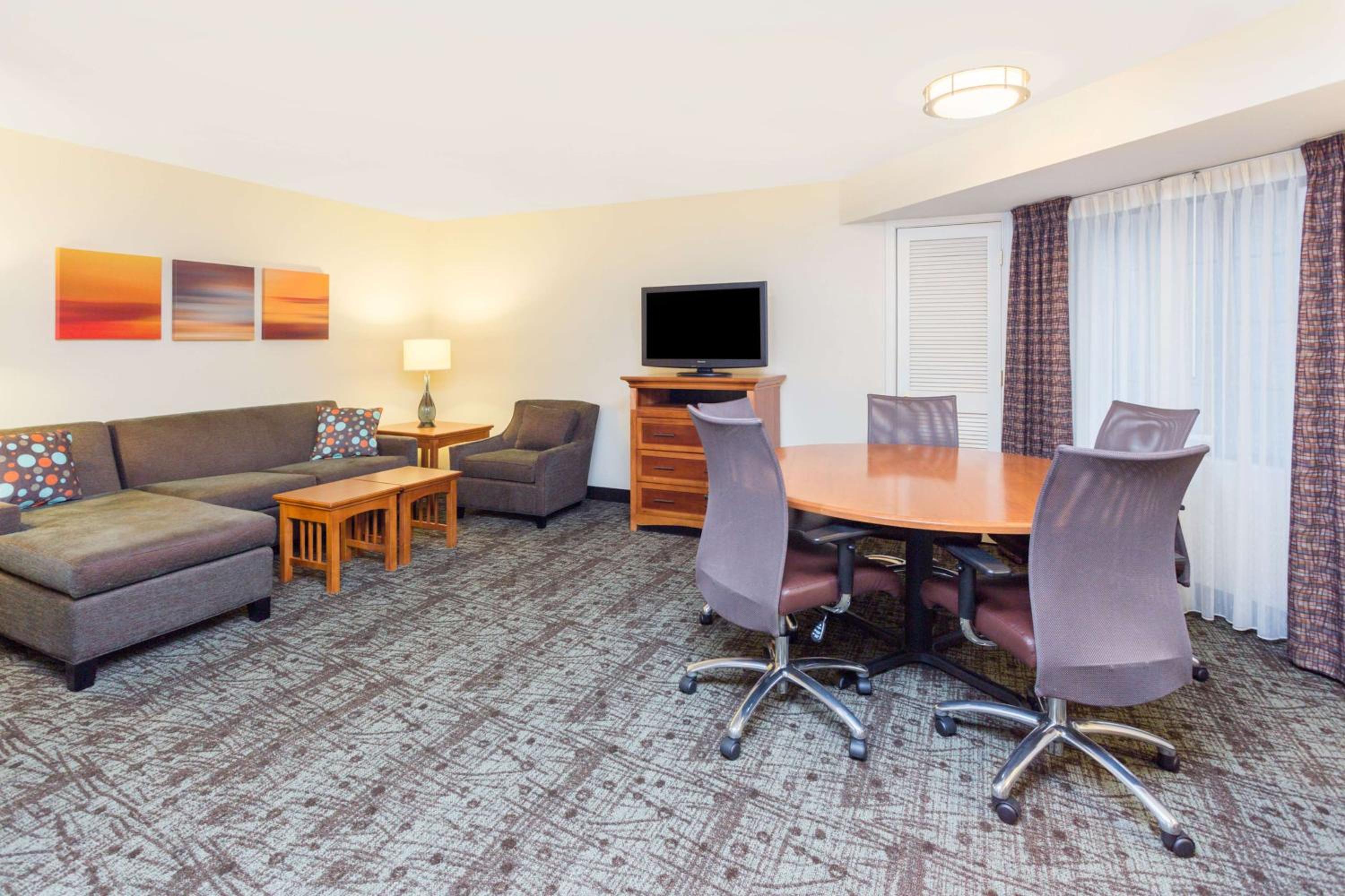 Queen Studio Suite - Photo 3