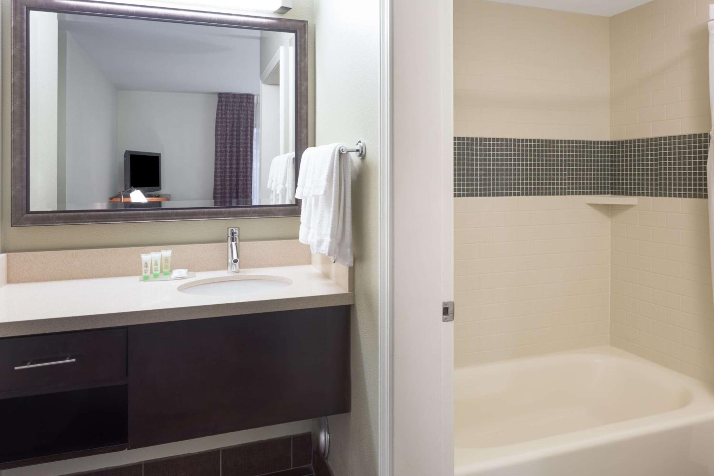 One-Bedroom Suite with Two Double Beds - Photo 7