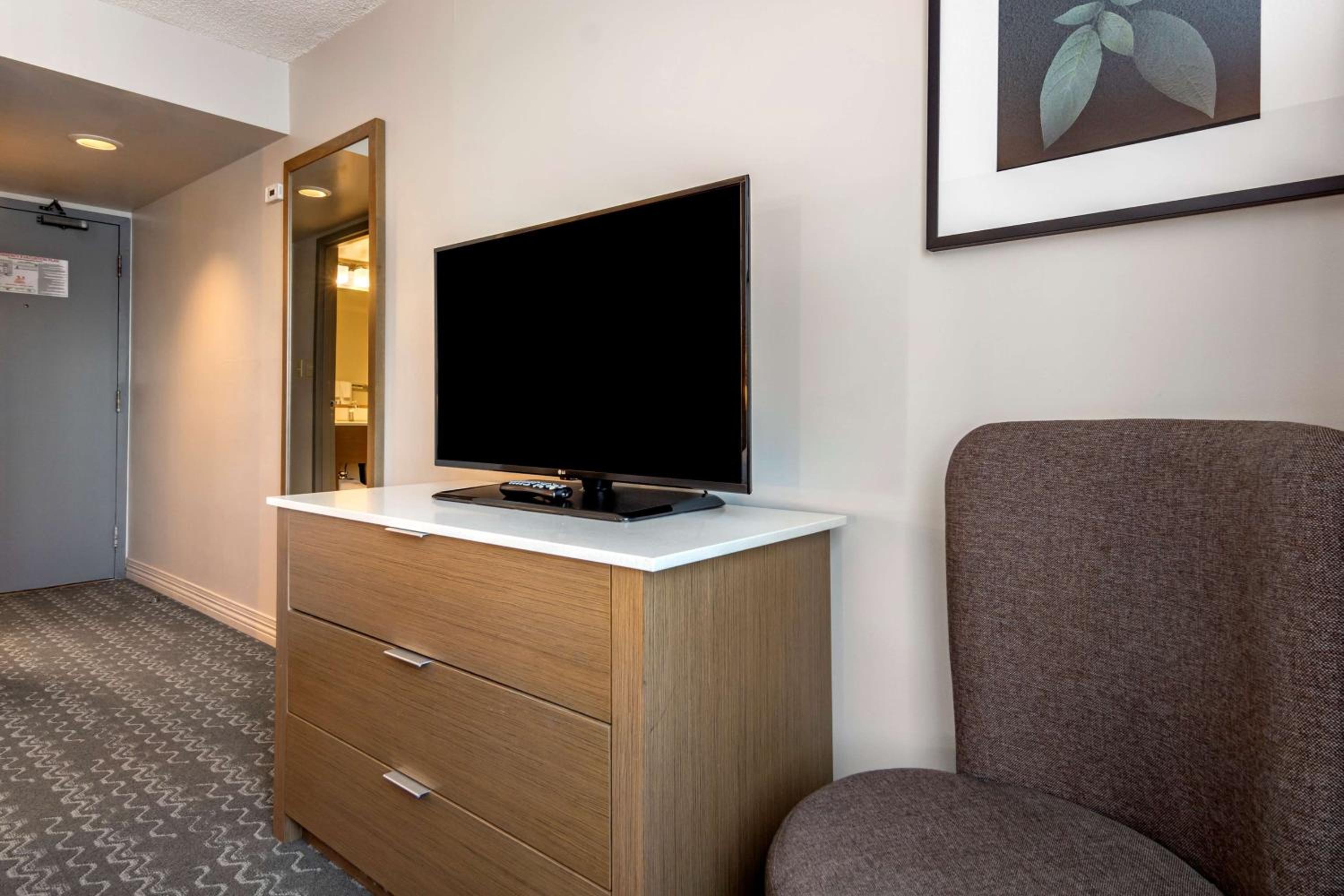 Executive King Room with Bath Tub - Disability Access - Photo 2