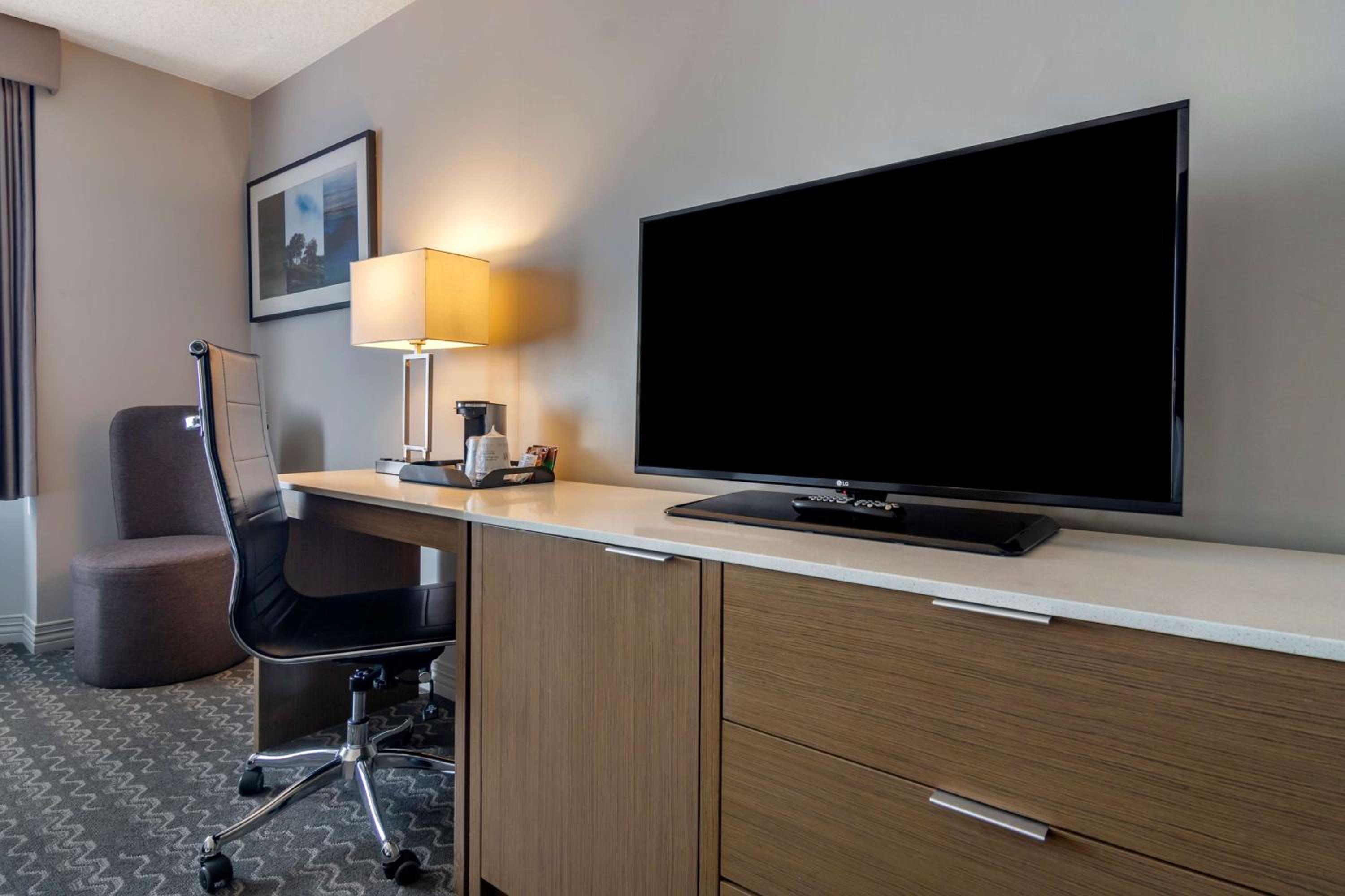 Executive King Room - Non-Smoking - Photo 2