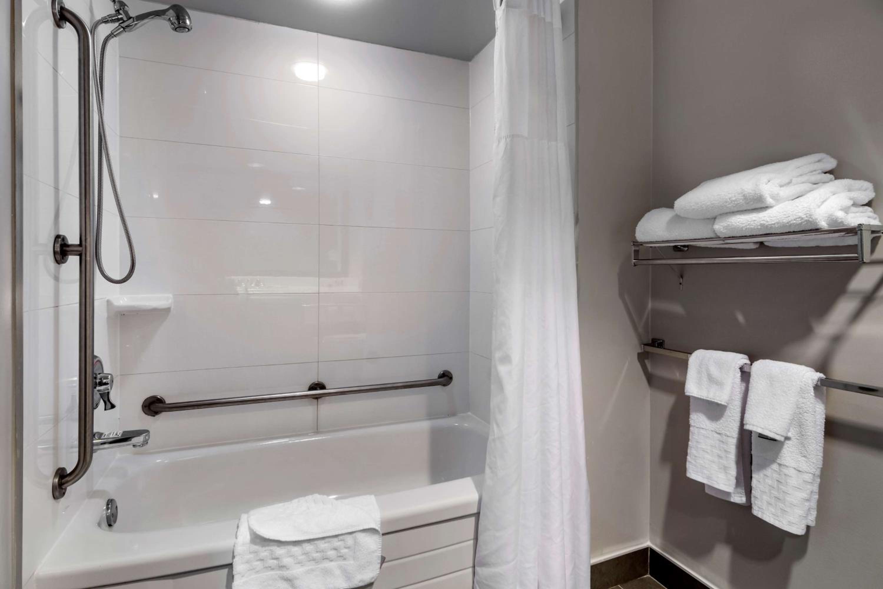 Executive King Room with Bath Tub - Disability Access - Photo 3