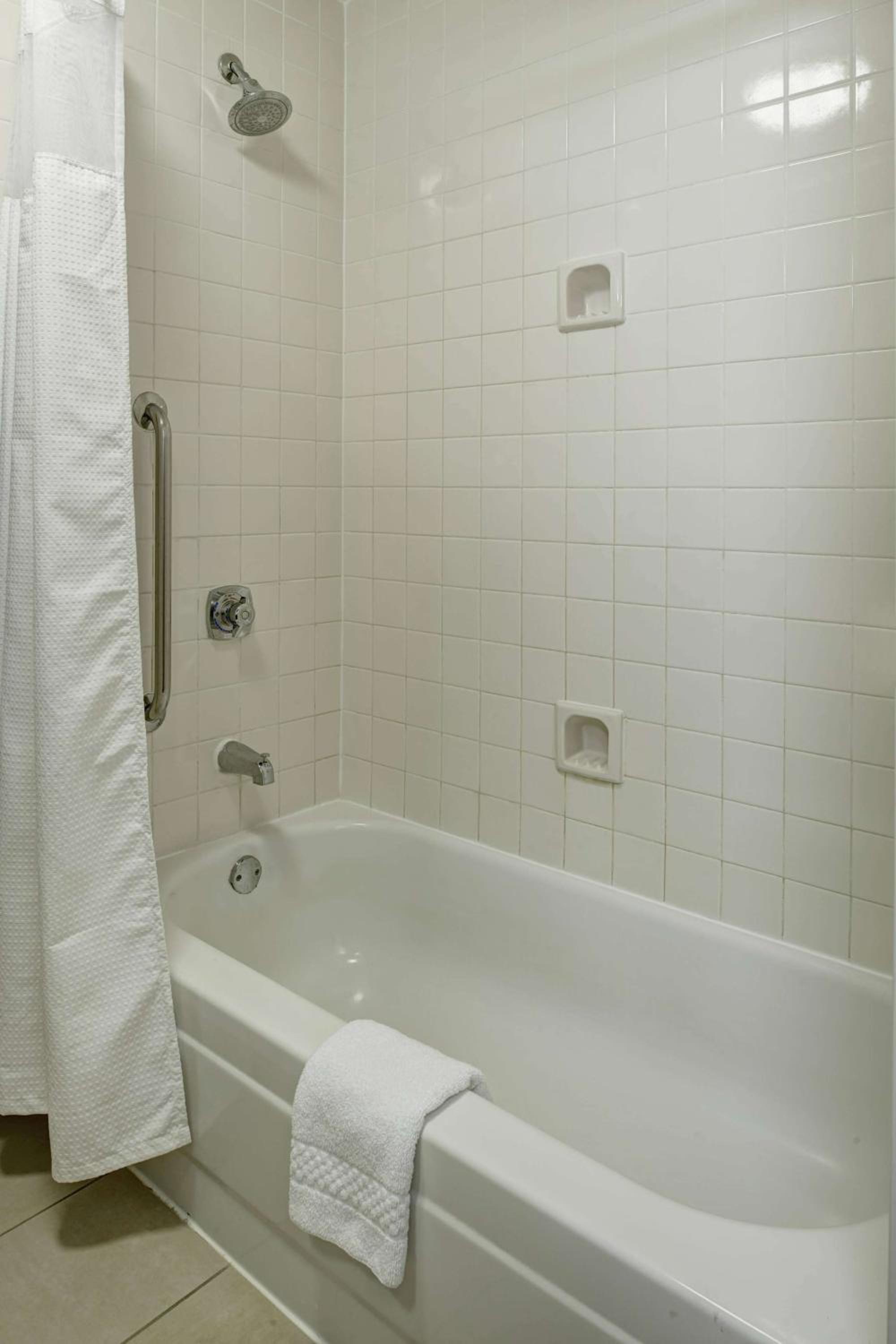 Guestroom Two Queens - Photo 4