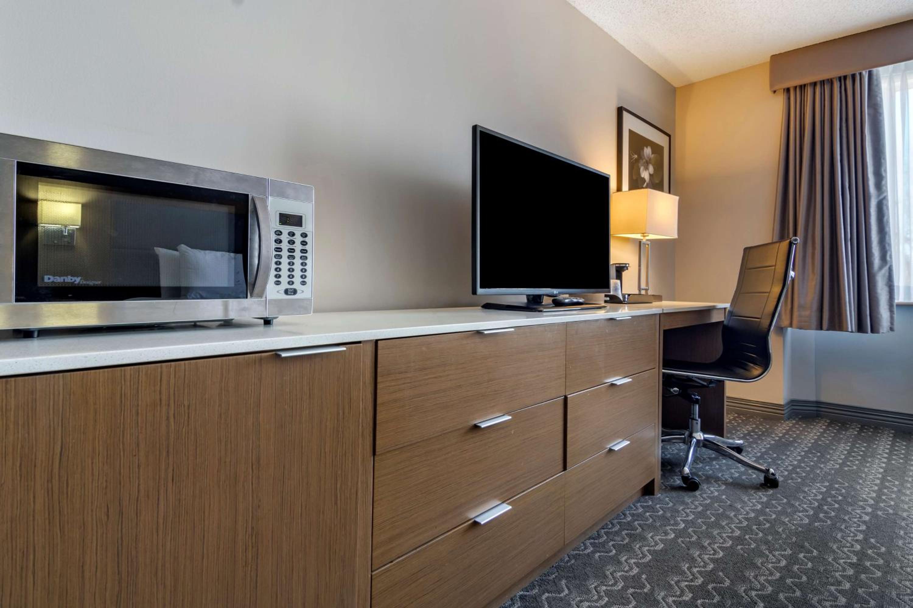 Executive King Room with Bath Tub - Disability Access - Photo 6