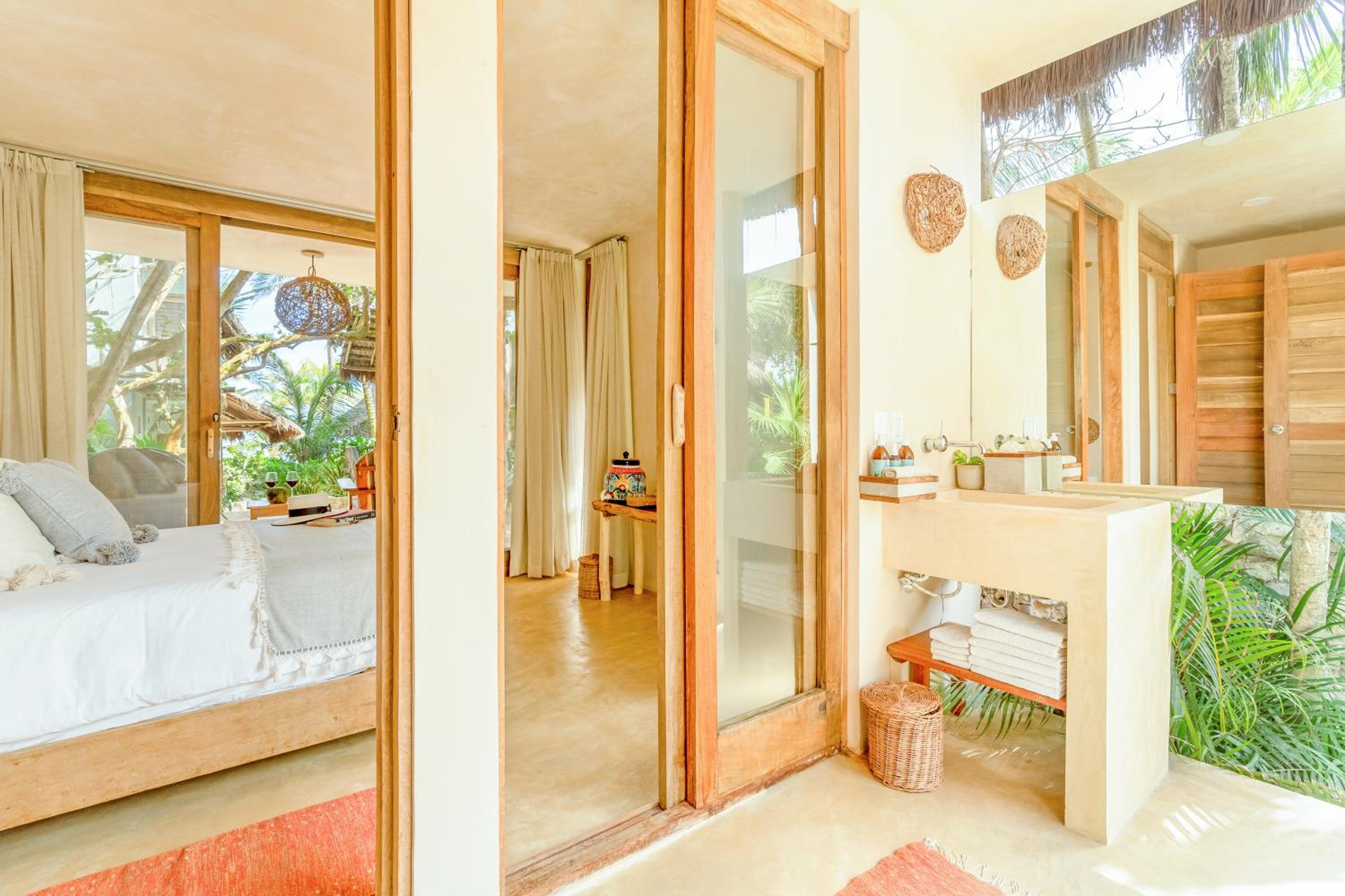Deluxe Room - Photo 13