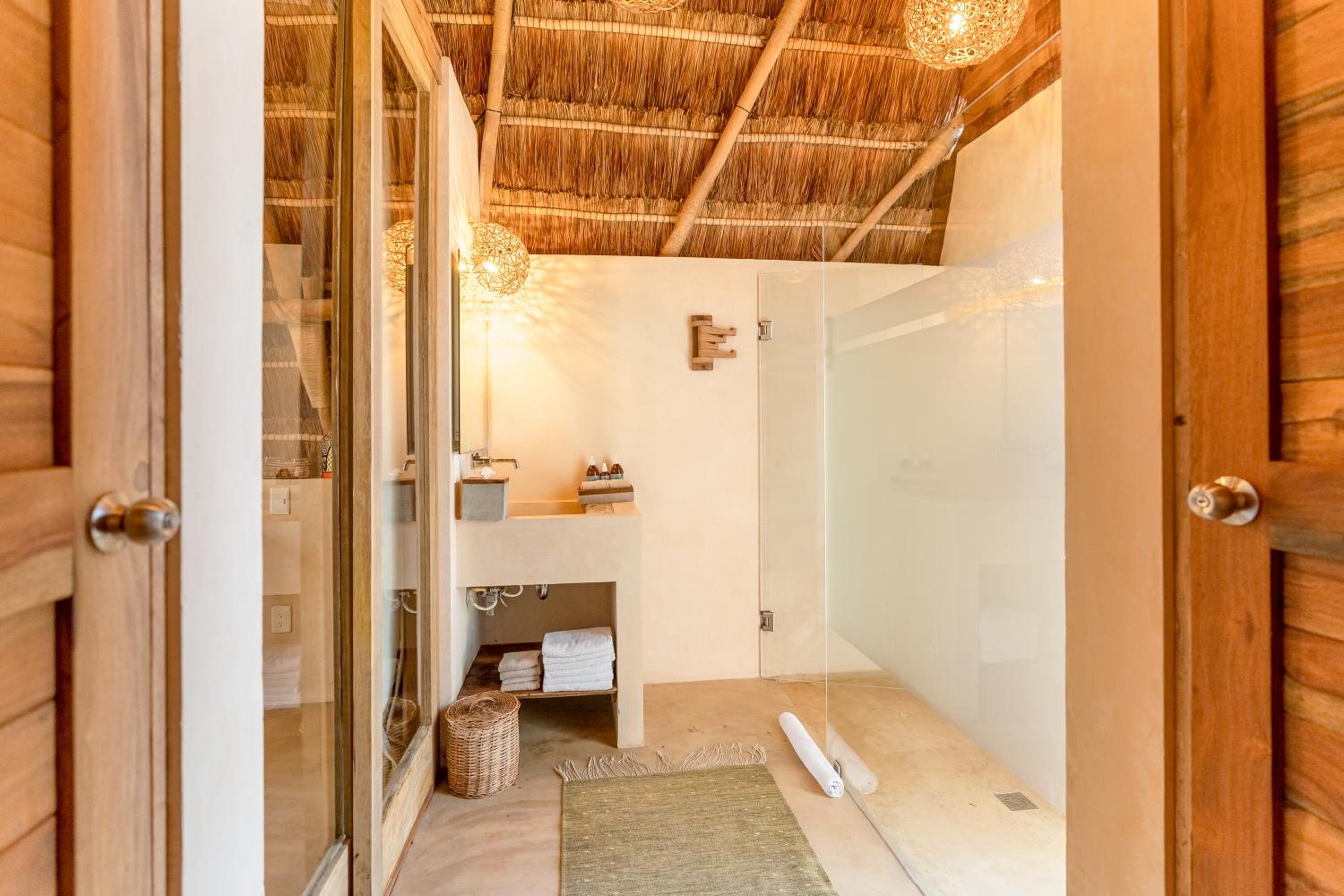 Deluxe Room - Photo 15