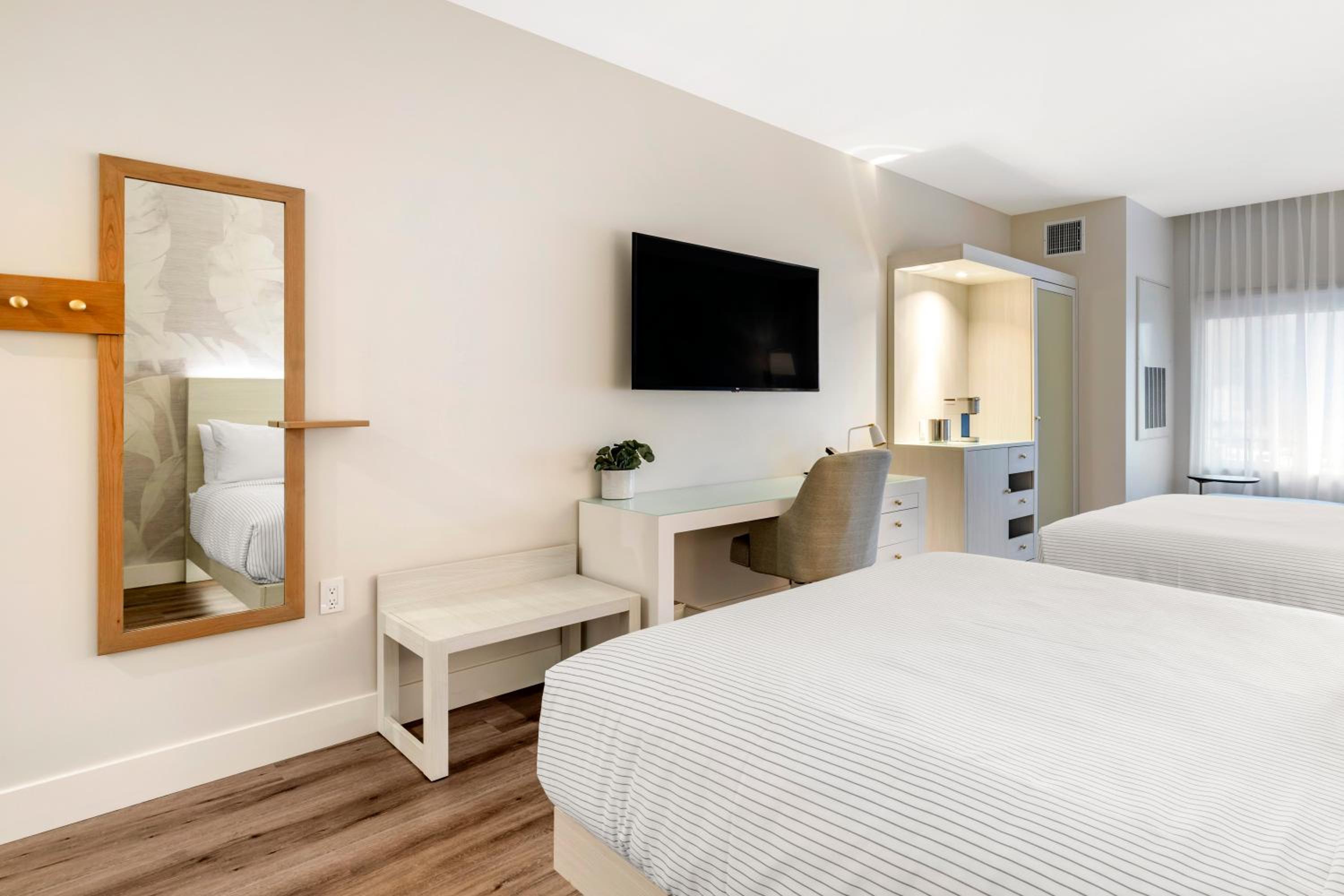 Queen Room with Two Queen Beds - Non Smoking  - Photo 3