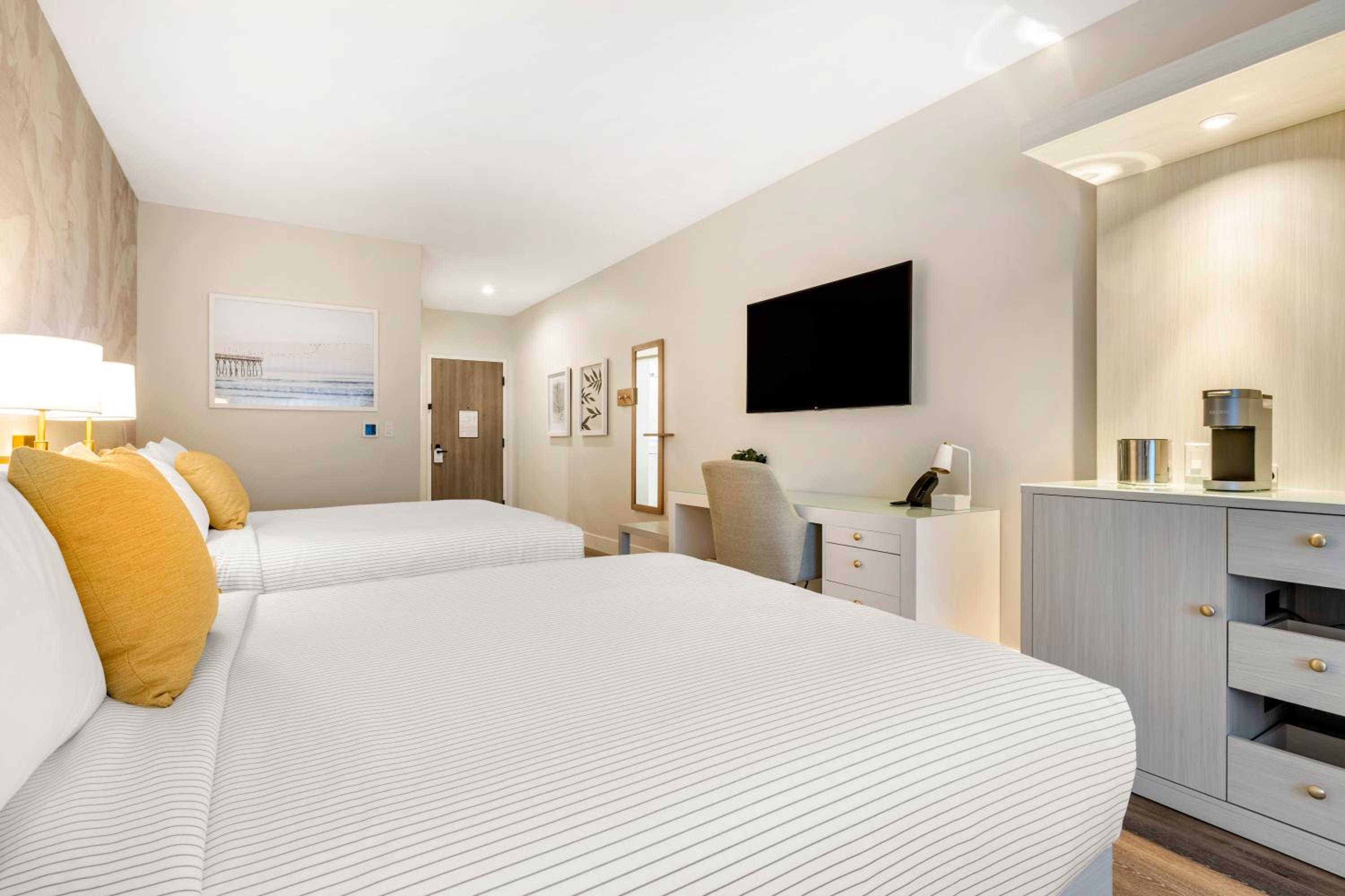 Queen Room with Two Queen Beds - Non Smoking  - Photo 4