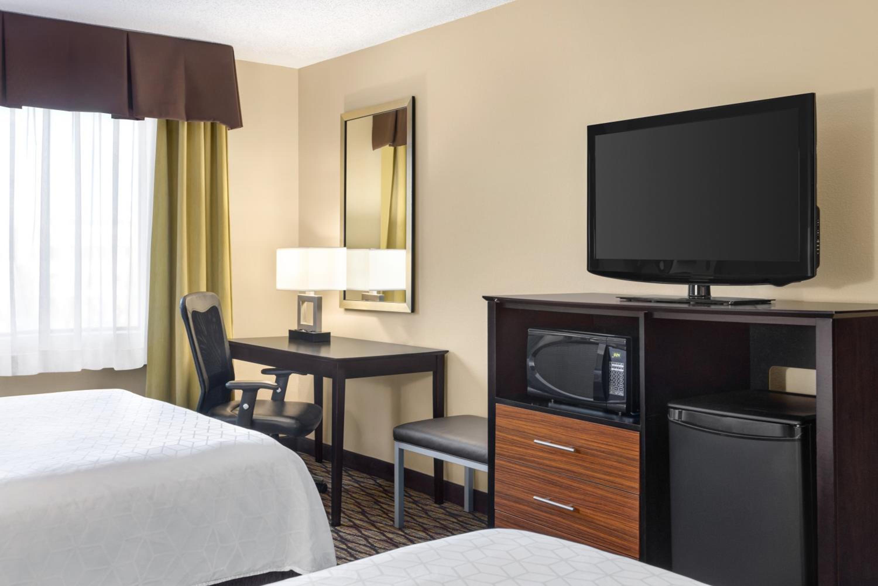 Standard Room with Two Queen Beds - Photo 5
