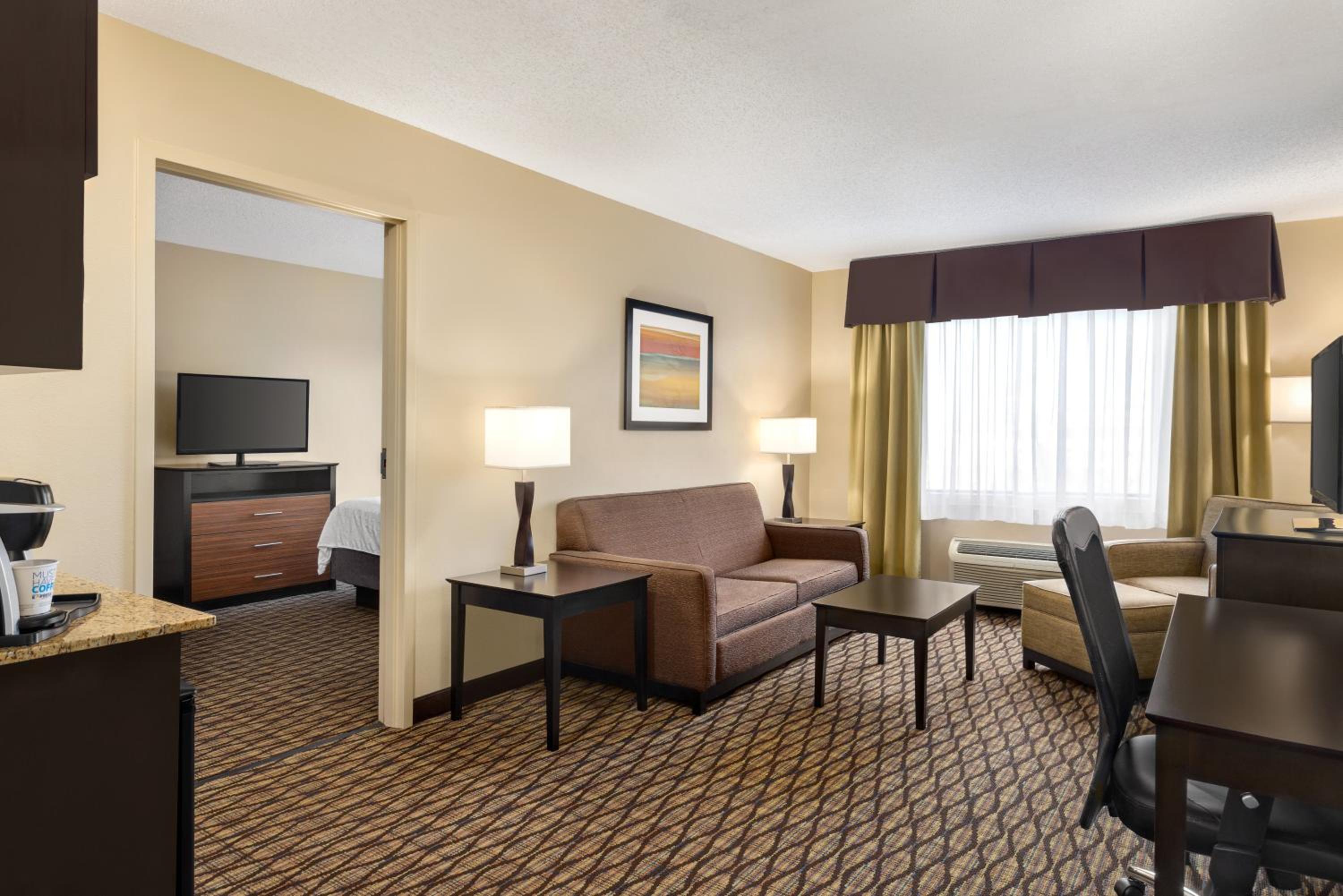 One-Bedroom Suite - Photo 2