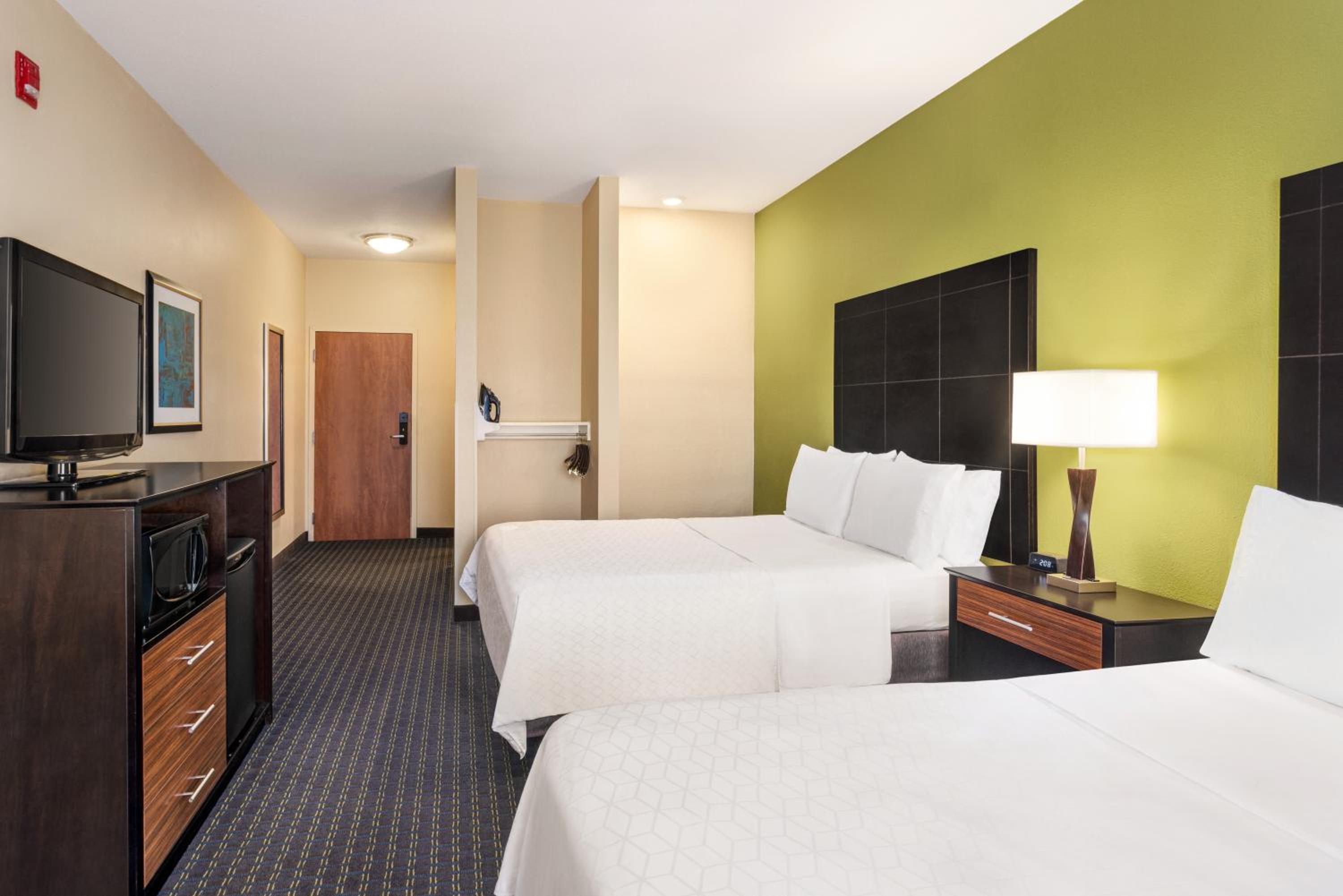 Standard Queen Room with Two Queen Beds and Mobility Accessible Tub photo 1